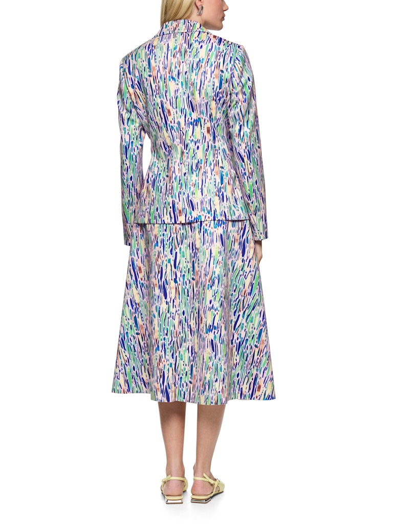 בלייזר בגזרה קלאסית וצמודה לגוף, עשוי בד ג'רזי סקובה נוח וגמיש. עם בטנה קלה, שני כיסים חזיתיים, צווארון דש, וסגירה באמצעות 2 כפתורים.הרכב: 47% פוליאסטר, 47% ויסקוזה, 6% אלסטןהדוגמנית בגובה 1.79 ולובשת מידה 3 של מארק קיין