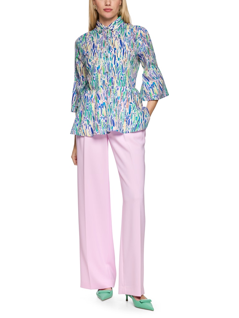 חולצה מכופתרת בגזרה רחבה ומחוייטת, עשויה כותנה קלה ונעימה. צללית נשית עם סיומת פפלום מתרחבת, שרוולי פעמון באורך ¾, צווארון קלאסי, וסגירת כפתורים לכל האורך.הרכב: 100% כותנההדוגמנית בגובה 1.79 ולובשת מידה 3 של מארק קיין