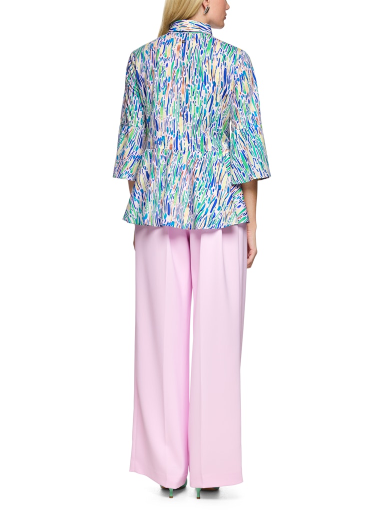 חולצה מכופתרת בגזרה רחבה ומחוייטת, עשויה כותנה קלה ונעימה. צללית נשית עם סיומת פפלום מתרחבת, שרוולי פעמון באורך ¾, צווארון קלאסי, וסגירת כפתורים לכל האורך.הרכב: 100% כותנההדוגמנית בגובה 1.79 ולובשת מידה 3 של מארק קיין