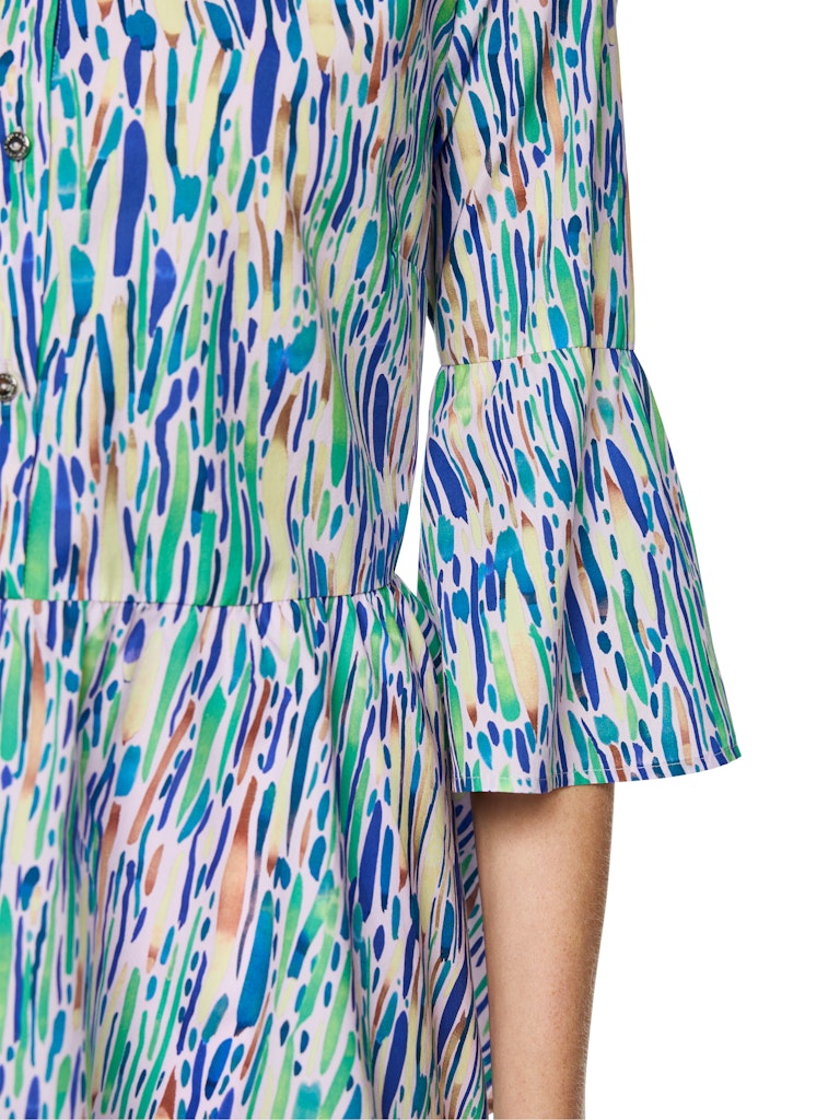 חולצה מכופתרת בגזרה רחבה ומחוייטת, עשויה כותנה קלה ונעימה. צללית נשית עם סיומת פפלום מתרחבת, שרוולי פעמון באורך ¾, צווארון קלאסי, וסגירת כפתורים לכל האורך.הרכב: 100% כותנההדוגמנית בגובה 1.79 ולובשת מידה 3 של מארק קיין