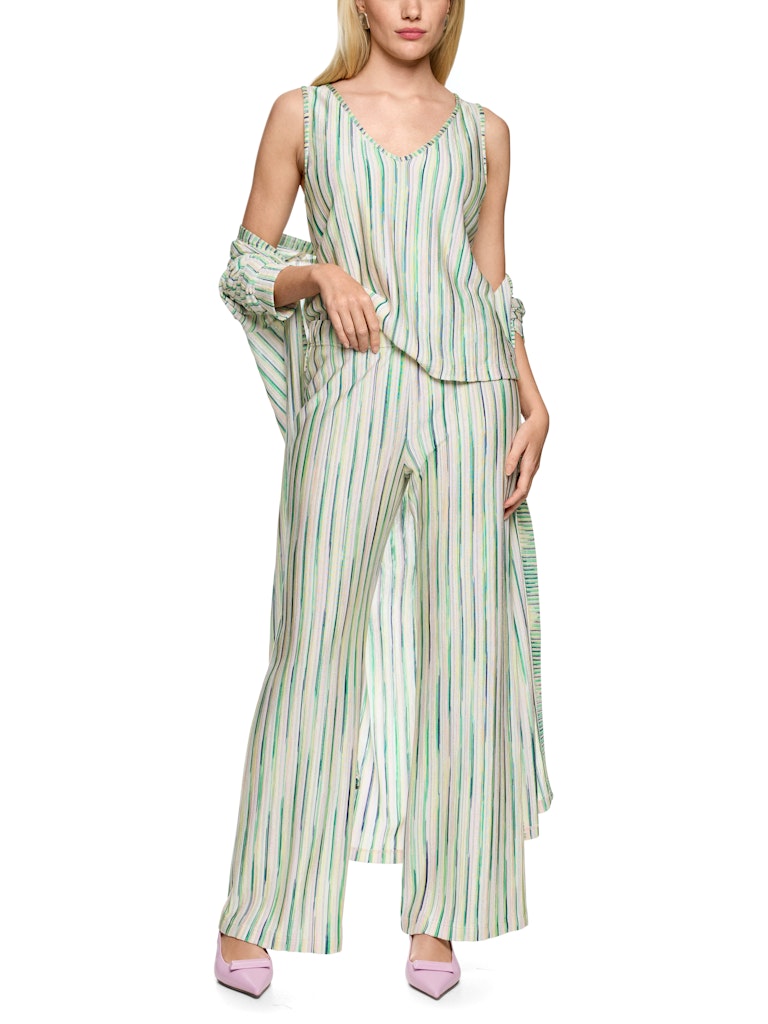 גופייה אלגנטית, עשוייה סריג ויסקוזה רך בשילוב לורקס למראה ברק עדין, בדוגמת פסים בגוונים בהירים. גזרה נינוחה ומעט צמודה לגוף, עם כתפיות רחבות, צווארון וי, ושסעים בצדדים.הרכב: 91% ויסקוזה, 7% כותנה אורגנית, 2% סיבים מתכתייםהדוגמנית בגובה 1.79 ולובשת מידה 3 של מארק קיין