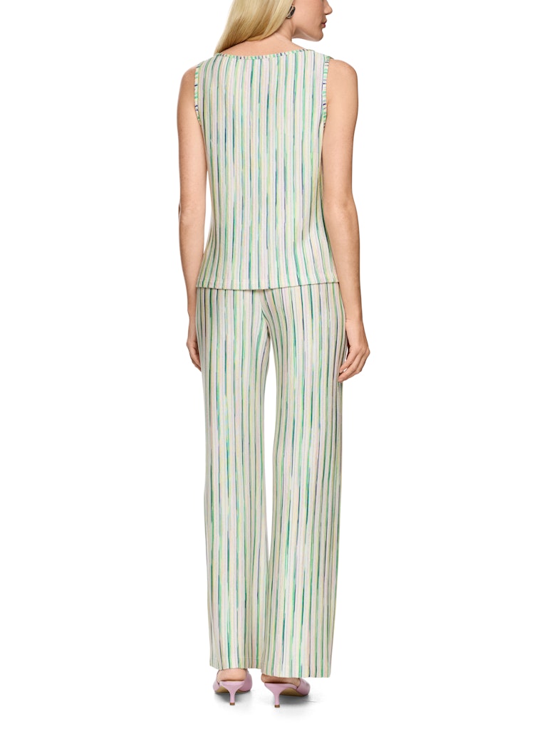 גופייה אלגנטית, עשוייה סריג ויסקוזה רך בשילוב לורקס למראה ברק עדין, בדוגמת פסים בגוונים בהירים. גזרה נינוחה ומעט צמודה לגוף, עם כתפיות רחבות, צווארון וי, ושסעים בצדדים.הרכב: 91% ויסקוזה, 7% כותנה אורגנית, 2% סיבים מתכתייםהדוגמנית בגובה 1.79 ולובשת מידה 3 של מארק קיין