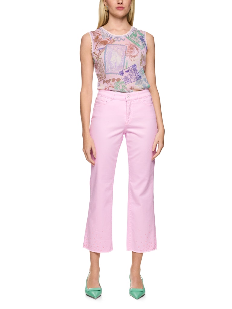 ג'ינס בגזרה קלאסית ונשית, מכותנה רכה וסטרצ'ית. מכפלת מעט מתרחבת בעיטור ניטים ובגימור פרנזים. עם סגירת כפתור ורוכסן מצופים אמייל, 5 כיסים, ולולאות לחגורה.הרכב: 98% כותנה, 2% אלסטןהדוגמנית בגובה 1.79 ולובשת מידה 3 של מארק קיין