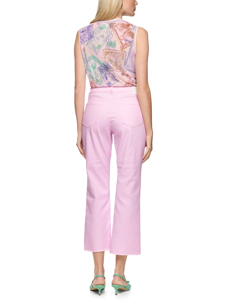 ג'ינס בגזרה קלאסית ונשית, מכותנה רכה וסטרצ'ית. מכפלת מעט מתרחבת בעיטור ניטים ובגימור פרנזים. עם סגירת כפתור ורוכסן מצופים אמייל, 5 כיסים, ולולאות לחגורה.הרכב: 98% כותנה, 2% אלסטןהדוגמנית בגובה 1.79 ולובשת מידה 3 של מארק קיין