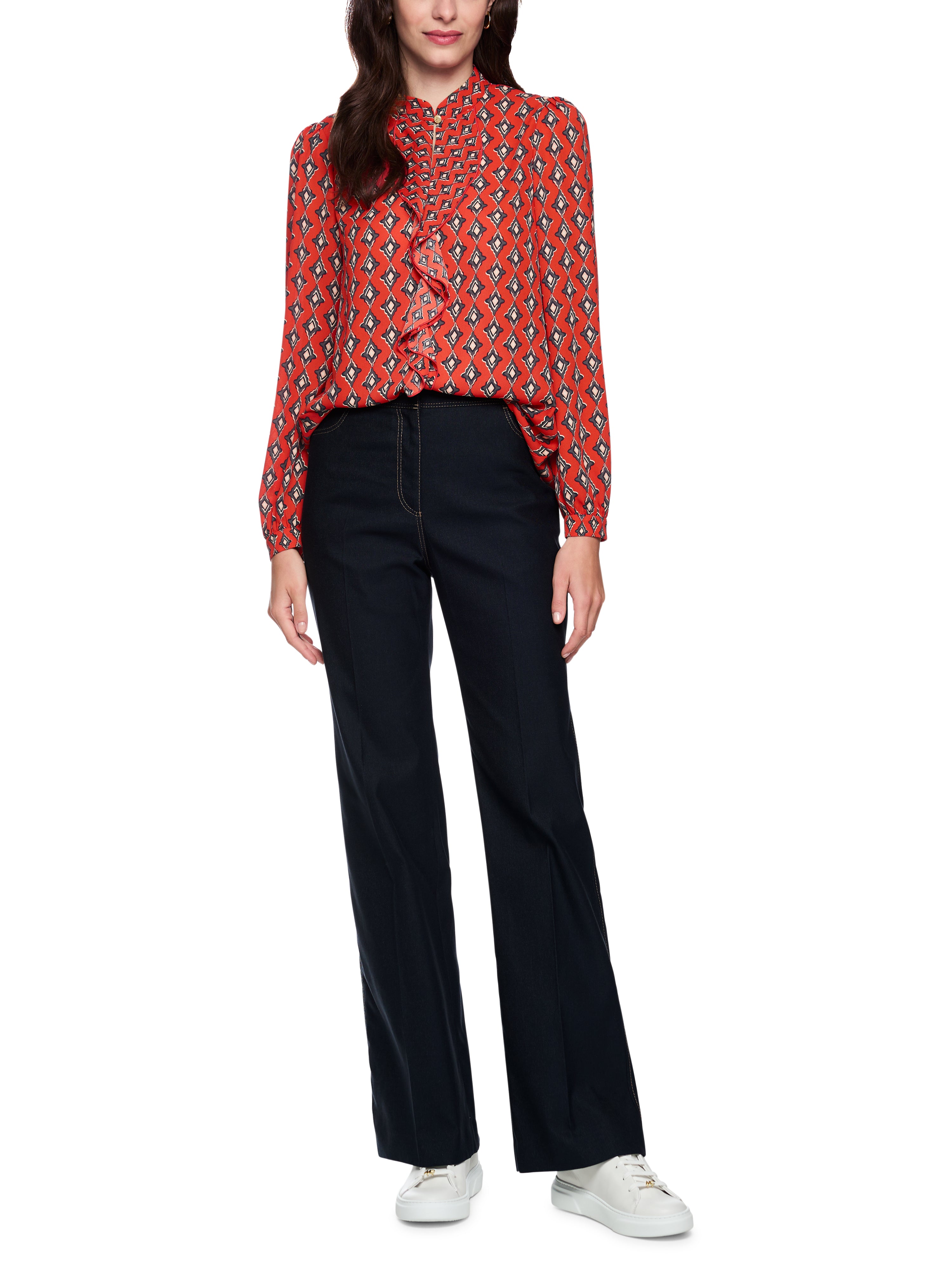 חולצת בלוזון בגזרה זורמת עם צווארון ושרוולים בסגירת כפתורהרכב: 100% פוליאסטרהדוגמנית בגובה 1.79 ולובשת מידה 3 של מארק קיין