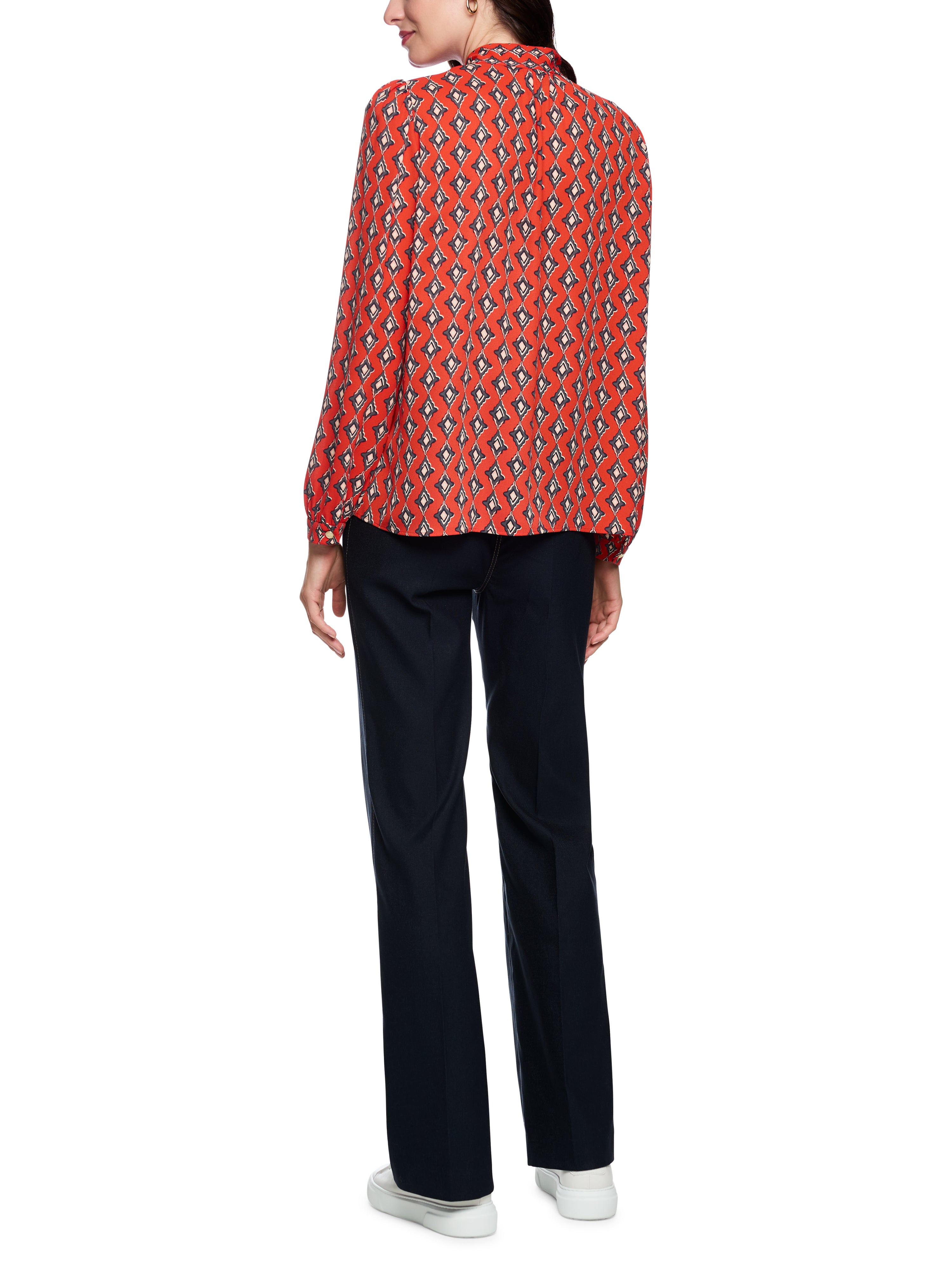 חולצת בלוזון בגזרה זורמת עם צווארון ושרוולים בסגירת כפתורהרכב: 100% פוליאסטרהדוגמנית בגובה 1.79 ולובשת מידה 3 של מארק קיין