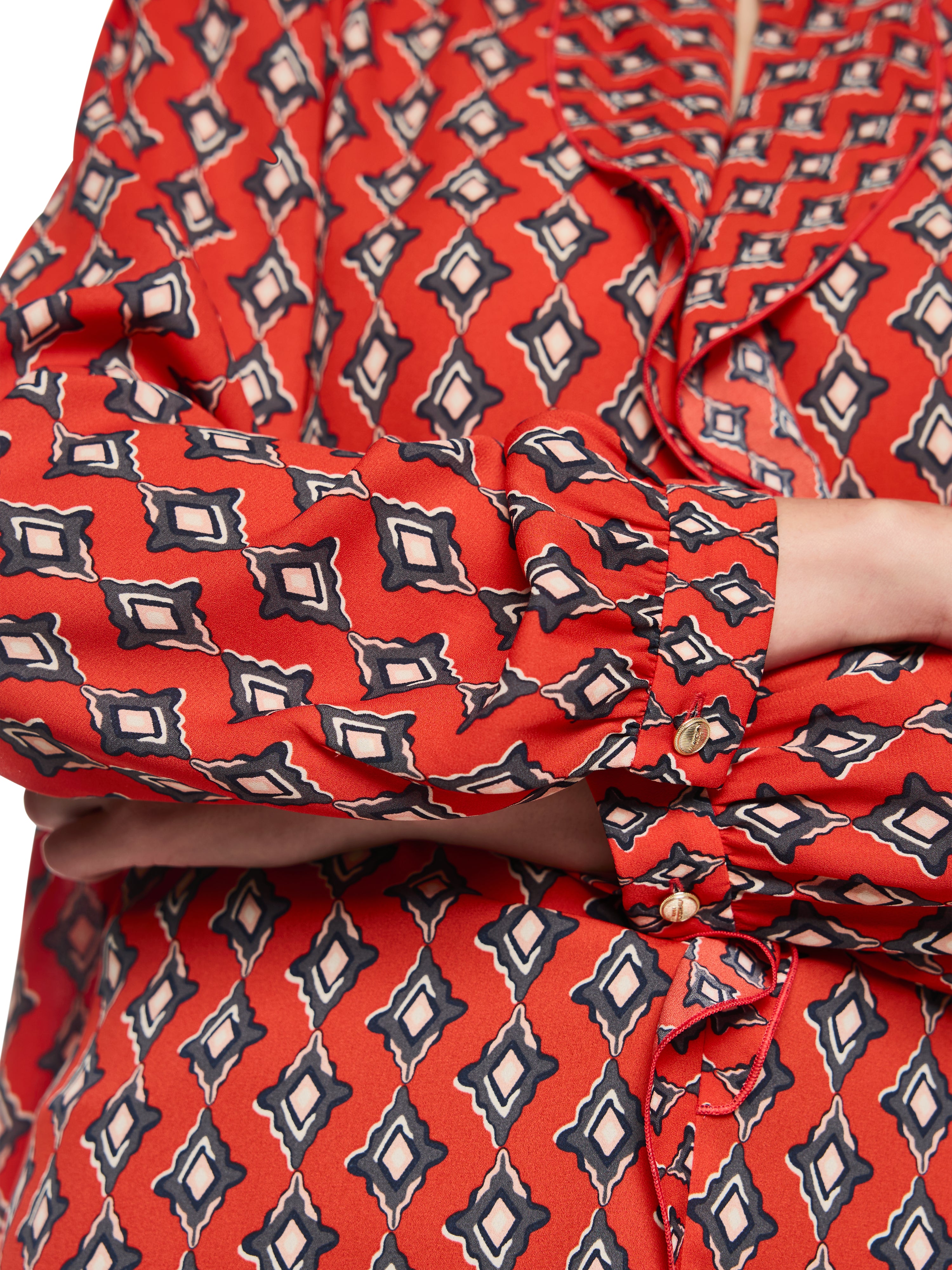 חולצת בלוזון בגזרה זורמת עם צווארון ושרוולים בסגירת כפתורהרכב: 100% פוליאסטרהדוגמנית בגובה 1.79 ולובשת מידה 3 של מארק קיין