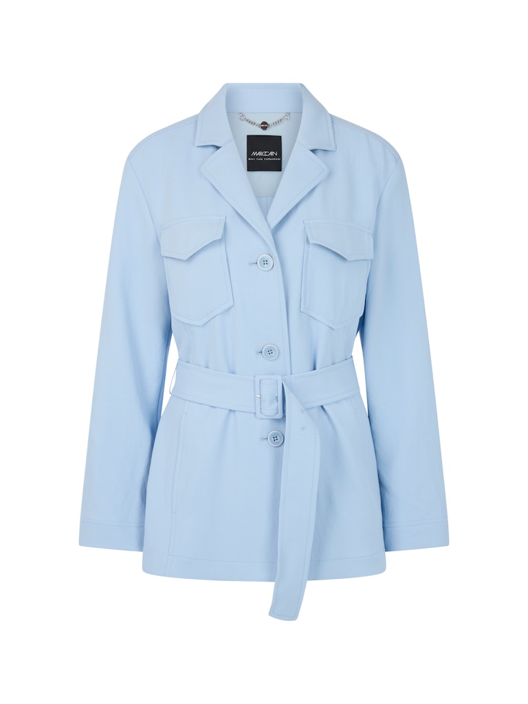 ז'קט בעיצוב קלאסי, בגזרה ישרה, מבד רך. חגורת מותן נלווית הניתנת לקשירה, או לסגירה באמצעות אבזם, צווארון דש, שני כיסי צד ושני כיסי חזה, סגירה באמצעות כפתורים לכל האורך.הרכב: 100% פוליאסטר ממוחזרהדוגמנית בגובה 1.79 ולובשת מידה 3 של מארק קיין