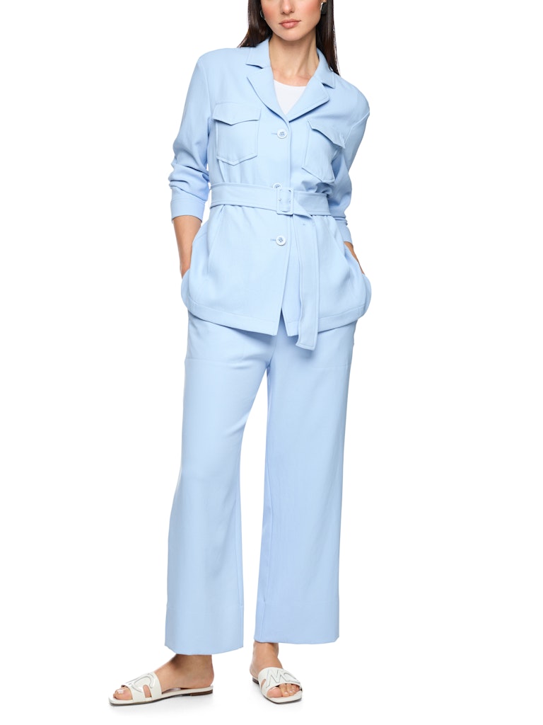 ז'קט בעיצוב קלאסי, בגזרה ישרה, מבד רך. חגורת מותן נלווית הניתנת לקשירה, או לסגירה באמצעות אבזם, צווארון דש, שני כיסי צד ושני כיסי חזה, סגירה באמצעות כפתורים לכל האורך.הרכב: 100% פוליאסטר ממוחזרהדוגמנית בגובה 1.79 ולובשת מידה 3 של מארק קיין