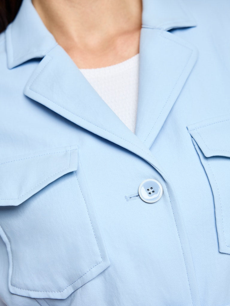 ז'קט בעיצוב קלאסי, בגזרה ישרה, מבד רך. חגורת מותן נלווית הניתנת לקשירה, או לסגירה באמצעות אבזם, צווארון דש, שני כיסי צד ושני כיסי חזה, סגירה באמצעות כפתורים לכל האורך.הרכב: 100% פוליאסטר ממוחזרהדוגמנית בגובה 1.79 ולובשת מידה 3 של מארק קיין