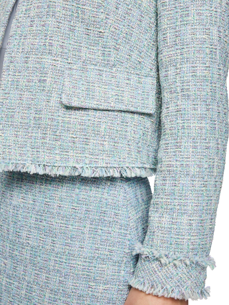 ז'קט בוקלה בגזרה ישרה ונשית, ארוג מבד רך בעל טקסטורה, בשילוב צבעים עדין. סגירה באמצעות כפתור אחד בצווארון, וגימור פרנזים במכפלת, בשרוולים, וסביב הצוואר.הרכב: 43% כותנה, 37% פוליאסטר, 18% אקריליק, 2% סיבים מתכתייםהדוגמנית בגובה 1.79 ולובשת מידה 3 של מארק קיין