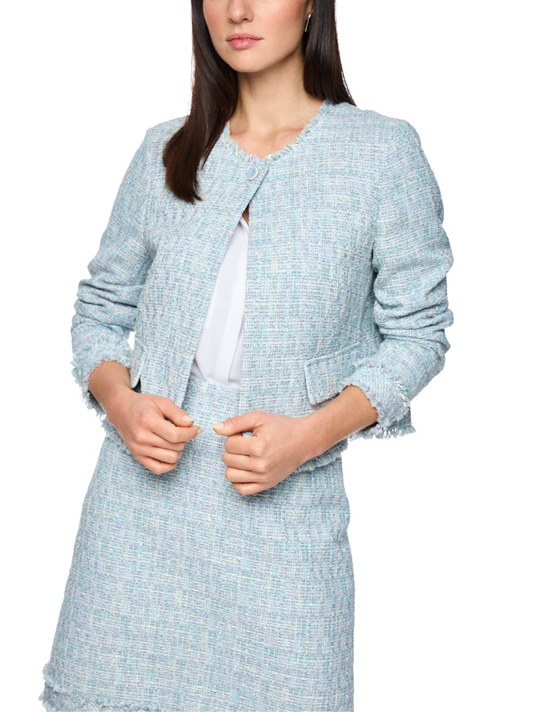 ז'קט בוקלה בגזרה ישרה ונשית, ארוג מבד רך בעל טקסטורה, בשילוב צבעים עדין. סגירה באמצעות כפתור אחד בצווארון, וגימור פרנזים במכפלת, בשרוולים, וסביב הצוואר.הרכב: 43% כותנה, 37% פוליאסטר, 18% אקריליק, 2% סיבים מתכתייםהדוגמנית בגובה 1.79 ולובשת מידה 3 של מארק קיין