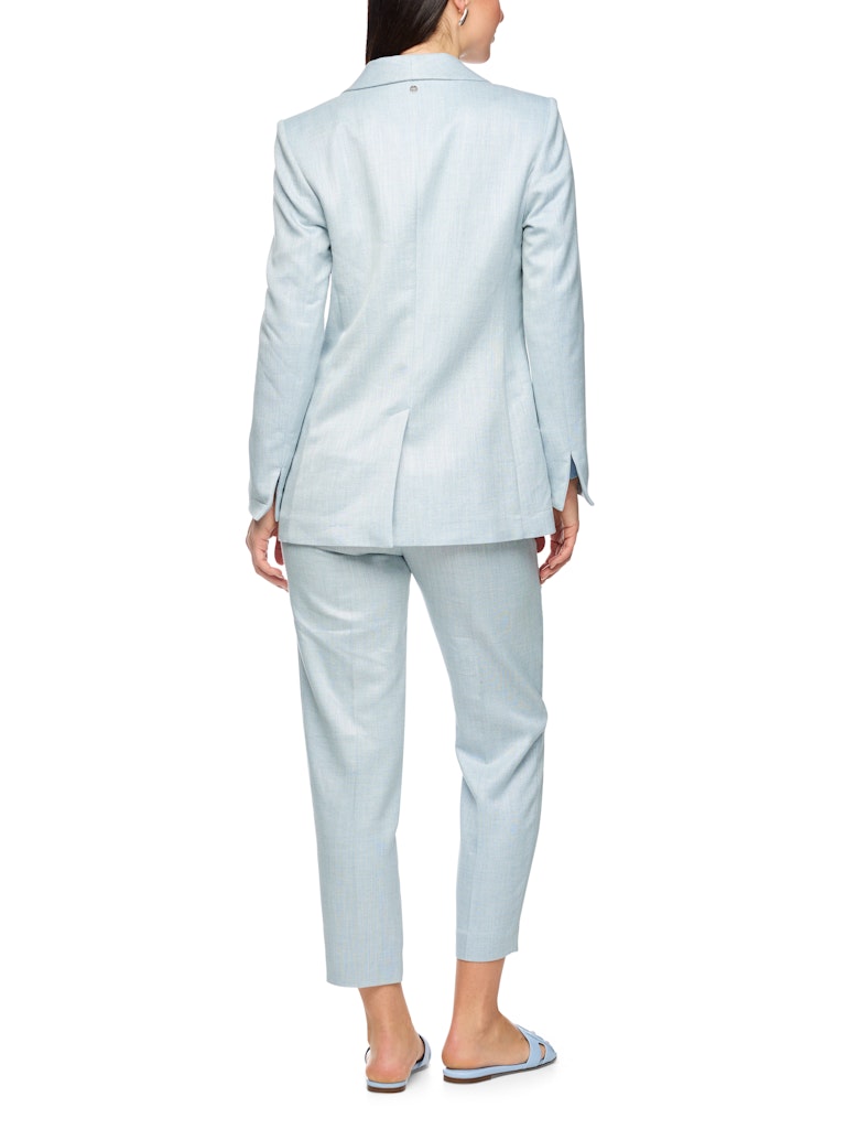 בלייזר בעיצוב קז'ואל-אלגנטי, בגזרה ישרה, נינוחה וארוכה. עם בטנה דקה, וריפוד קל בכתפיים, צווארון שאל, זוג כיסי פאץ' גדולים בחזית, כיס דש קטן, וסגירה באמצעות כפתור אחד.הרכב: 48% ויסקוזה, 43% פוליאסטר ממוחזר, 3% אלסטן, 3% פוליאמיד, 3% סיבים מתכתייםהדוגמנית בגובה 1.79 ולובשת מידה 3 של מארק קיין