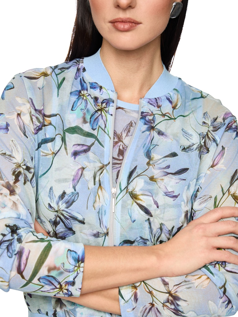 קרדיגן דק וקליל, מבד שקפקף בהדפס פרחוני. גזרה ישרה, עם גימור מנג'ט ריב במכפלת ובצווארון, וסגירה באמצעות רוכסן דו כיווני.הרכב: 82% כותנה, 18% פוליאמידהדוגמנית בגובה 1.79 ולובשת מידה 3 של מארק קיין