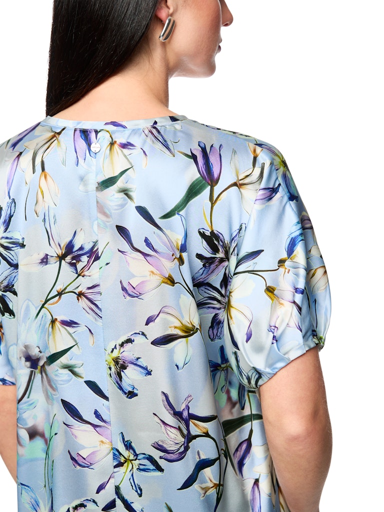 חולצה אלגנטית עשויה בד רך וקליל מתערובת משי. גזרה נשית ונינוחה, עם שרוולי עטלף קצרים, צווארון וי, והדפס פרחוני עדין.הרכב: 92% משי, 8% אלסטןהדוגמנית בגובה 1.79 ולובשת מידה 3 של מארק קיין 