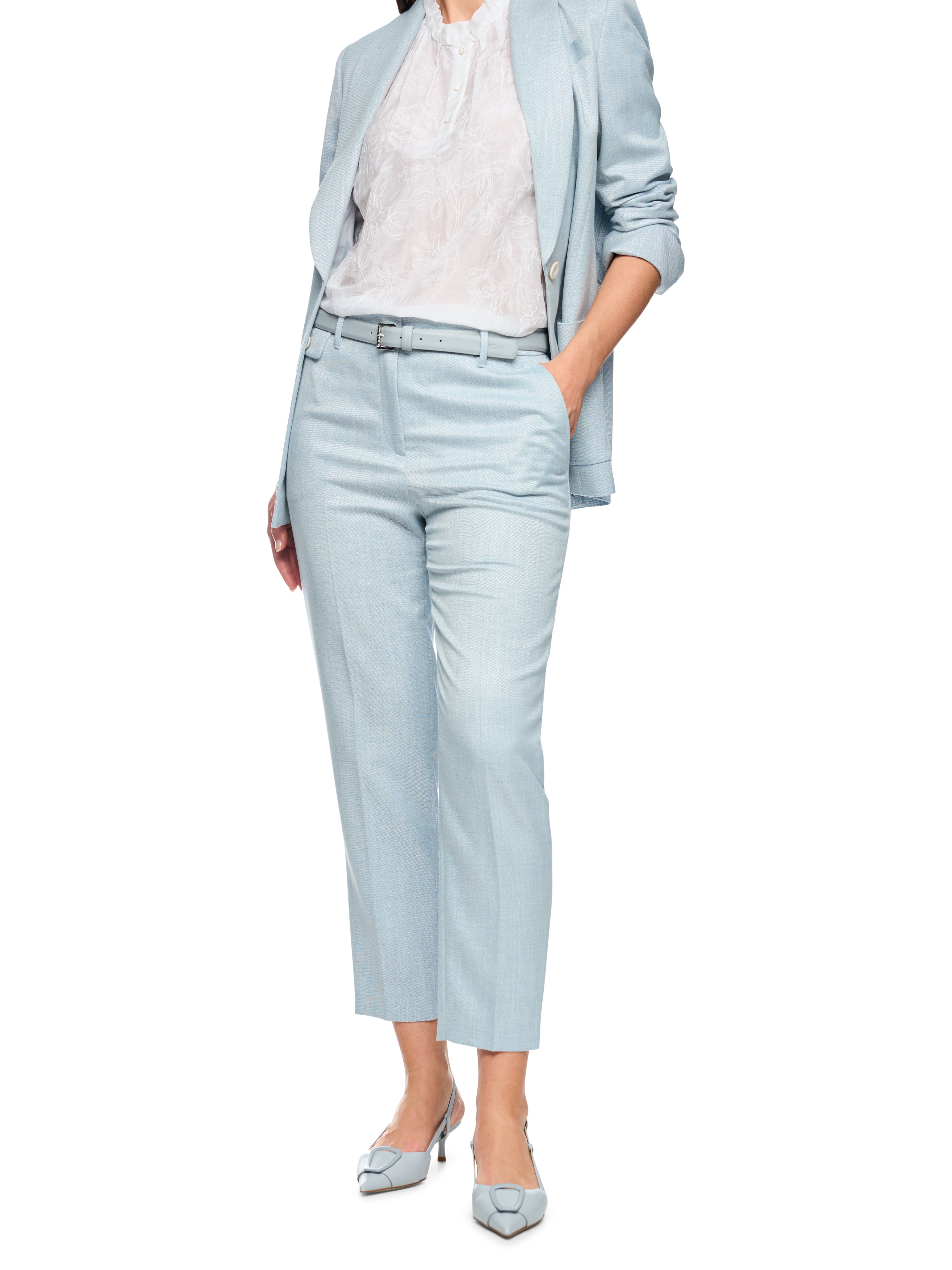 מכנסיים בעיצוב קז'ואל-אלגנטי, נשי ואופנתי. גזרה ישרה וצמודה לגוף, מותן בגובה סטנדרטי, ומכפלת בגובה הקרסול, כיסים צידיים וכיסים אחוריים, לולאות לחגורה, וסגירה באמצעות רוכסן וכפתור. שילוב מושלם עם הבלייזר התואם.הרכב: 48% ויסקוזה, 43% פוליאסטר ממוחזר, 3% אלסטן, 3% פוליאמיד, 3% סיבים מתכתייםהדוגמנית בגובה 1.79 ולובשת מידה 3 של מארק קיין 