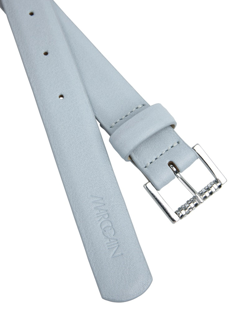 חגורת מותן דקה מעור, עם אבזם מתכתי כסוף לסגירה.רוחב: 2.5 ס"מהרכב: 100% עור