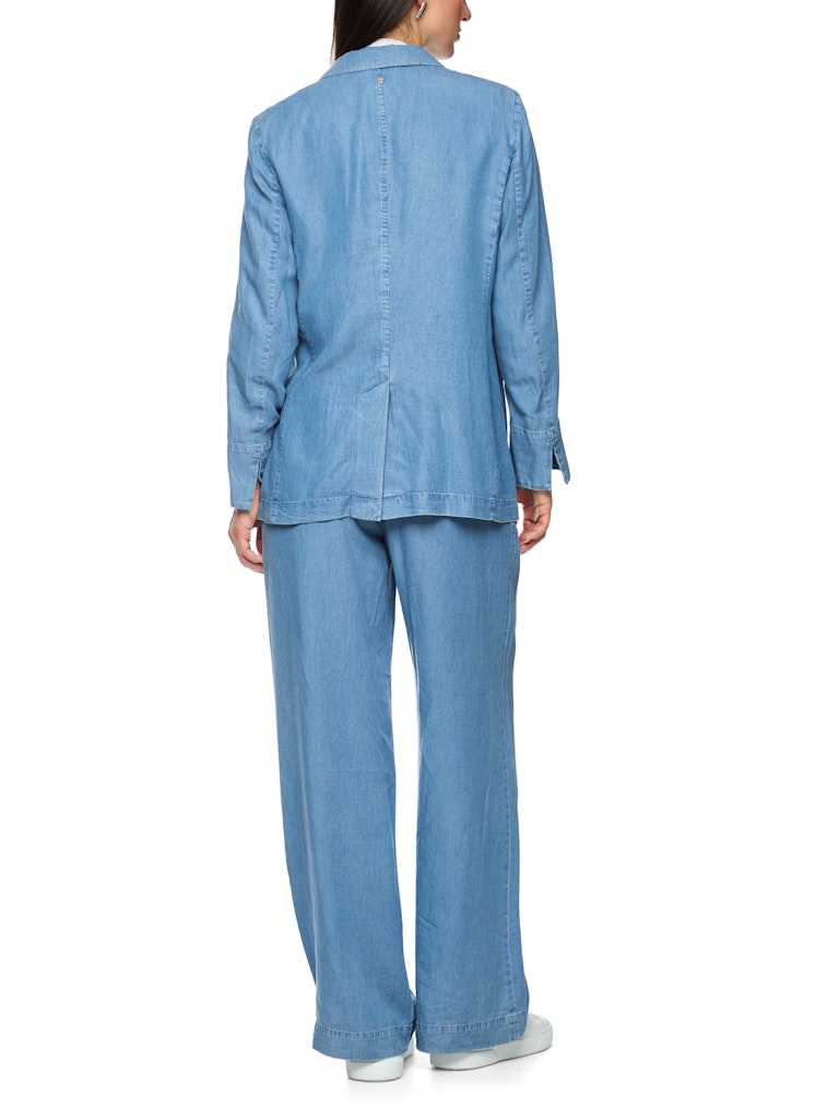 בלייזר ג'ינס בגזרת אוברסייז, מבד קליל ורך. צווארון דש עמוק, כיסי צד, וסגירה באמצעות 2 כפתורים. מושלם למראה קז'ואל אופנתי.הרכב: 100% ליוסל (Tencel)הדוגמנית בגובה 1.79 ולובשת מידה 3 של מארק קיין