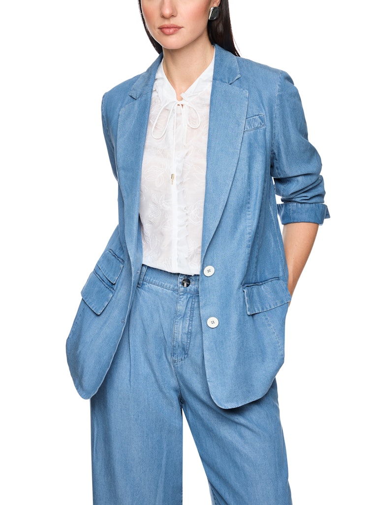 בלייזר ג'ינס בגזרת אוברסייז, מבד קליל ורך. צווארון דש עמוק, כיסי צד, וסגירה באמצעות 2 כפתורים. מושלם למראה קז'ואל אופנתי.הרכב: 100% ליוסל (Tencel)הדוגמנית בגובה 1.79 ולובשת מידה 3 של מארק קיין