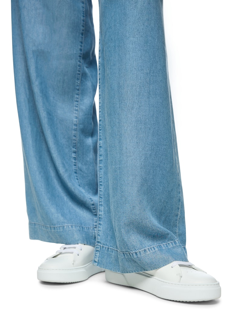 מכנסי ג'ינס בגזרת Loose רחבה ואופנתית, עם מותן גבוהה, מבד קליל וזורם. קפלים קדמיים מודגשים, שני כיסי צד, סגירה באמצעות כפתור ורוכסן, ולולאות לחגורה. עם גומי בחלק האחורי של המותן להתאמה ונוחות מושלמת.הרכב: 100% ליוסל (Tencel)הדוגמנית בגובה 1.79 ולובשת מידה 3 של מארק קיין