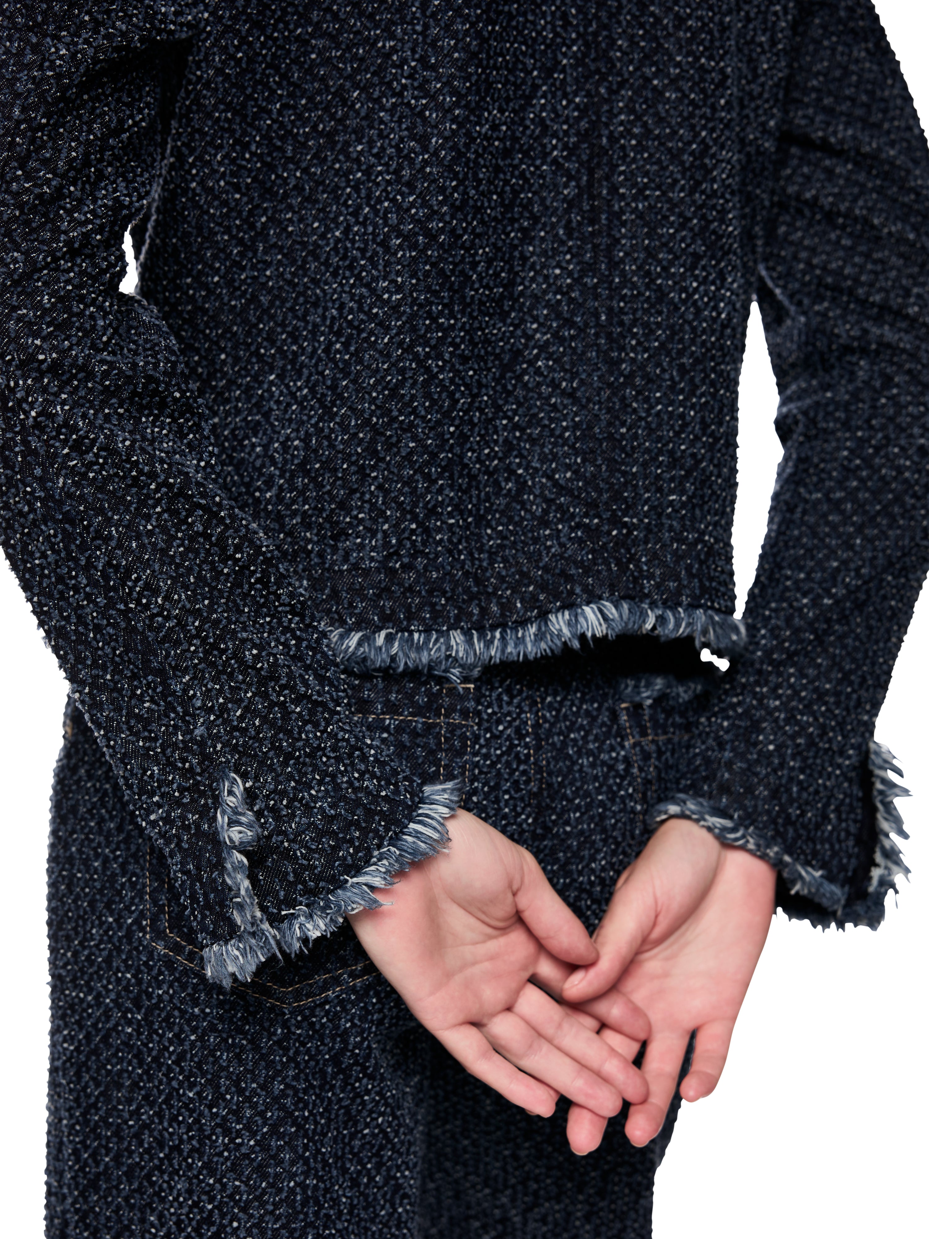 ז'קט ג'ינס בגזרה ישרה בעיטור פרנזים, כפתורי לוגו וכיסי טלאיםהרכב: 100% כותנההדוגמנית בגובה 1.79 ולובשת מידה 3 של מארק קיין 