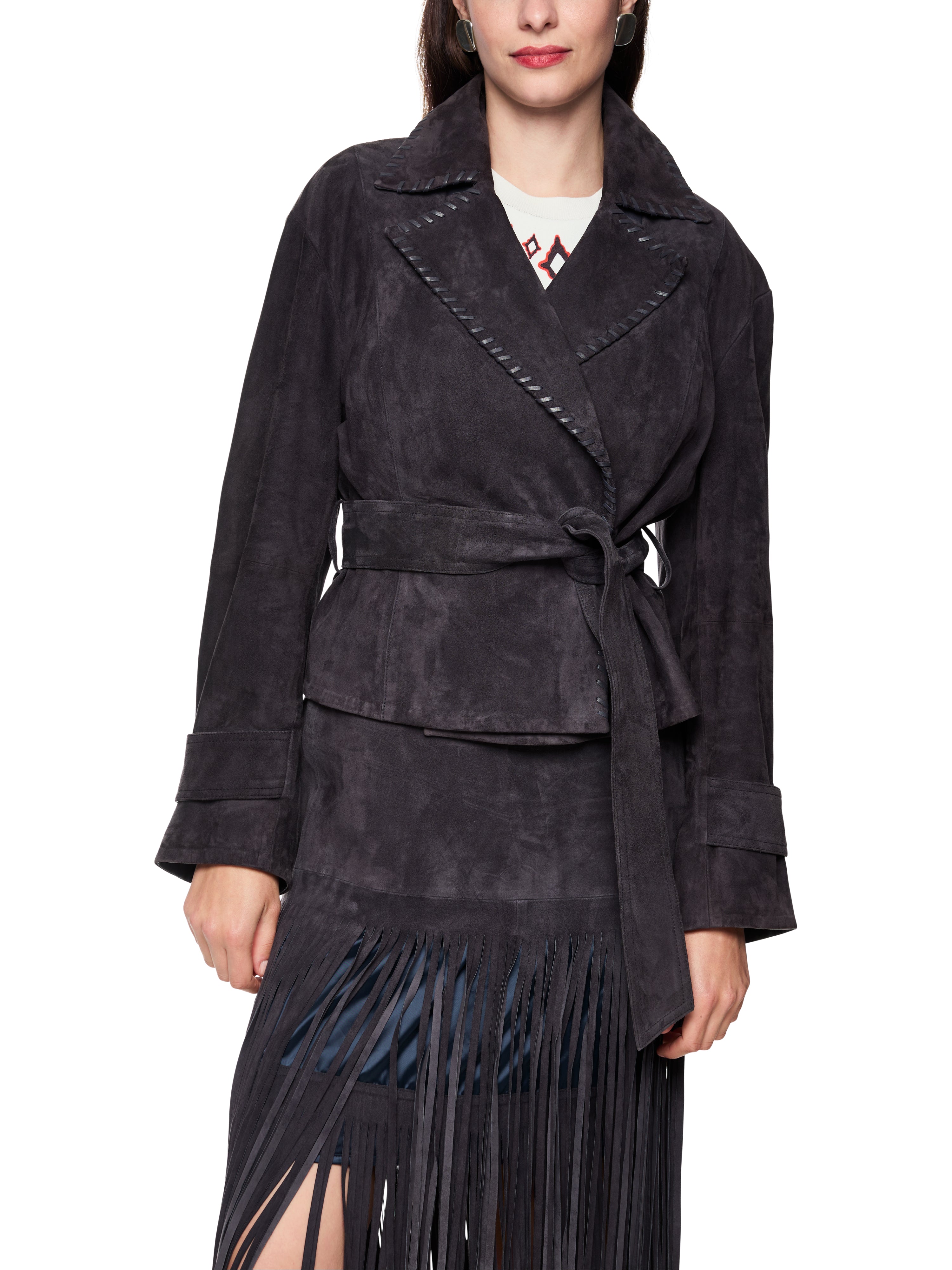 ז'קט עשוי עור משובח עם חגורת קשירה הרכב: 100% עורהדוגמנית בגובה 1.79 ולובשת מידה 3 של מארק קיין 