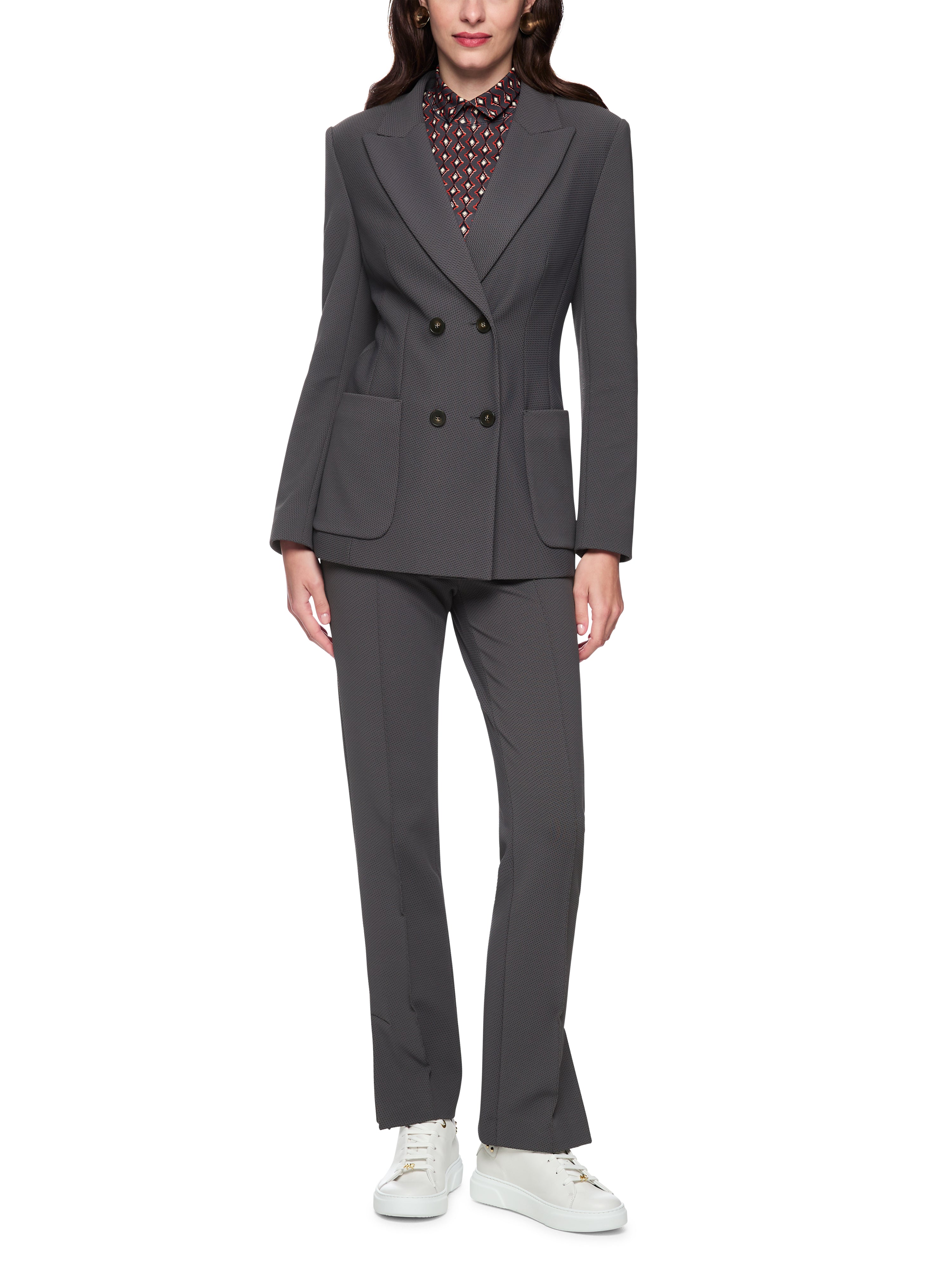 בלייזר בגזרה צמודה עם כיסים צדדיים וסגירת כפתוריםהרכב: 95% פוליאמיד, 5% אלסטןהדוגמנית בגובה 1.79 ולובשת מידה 3 של מארק קיין