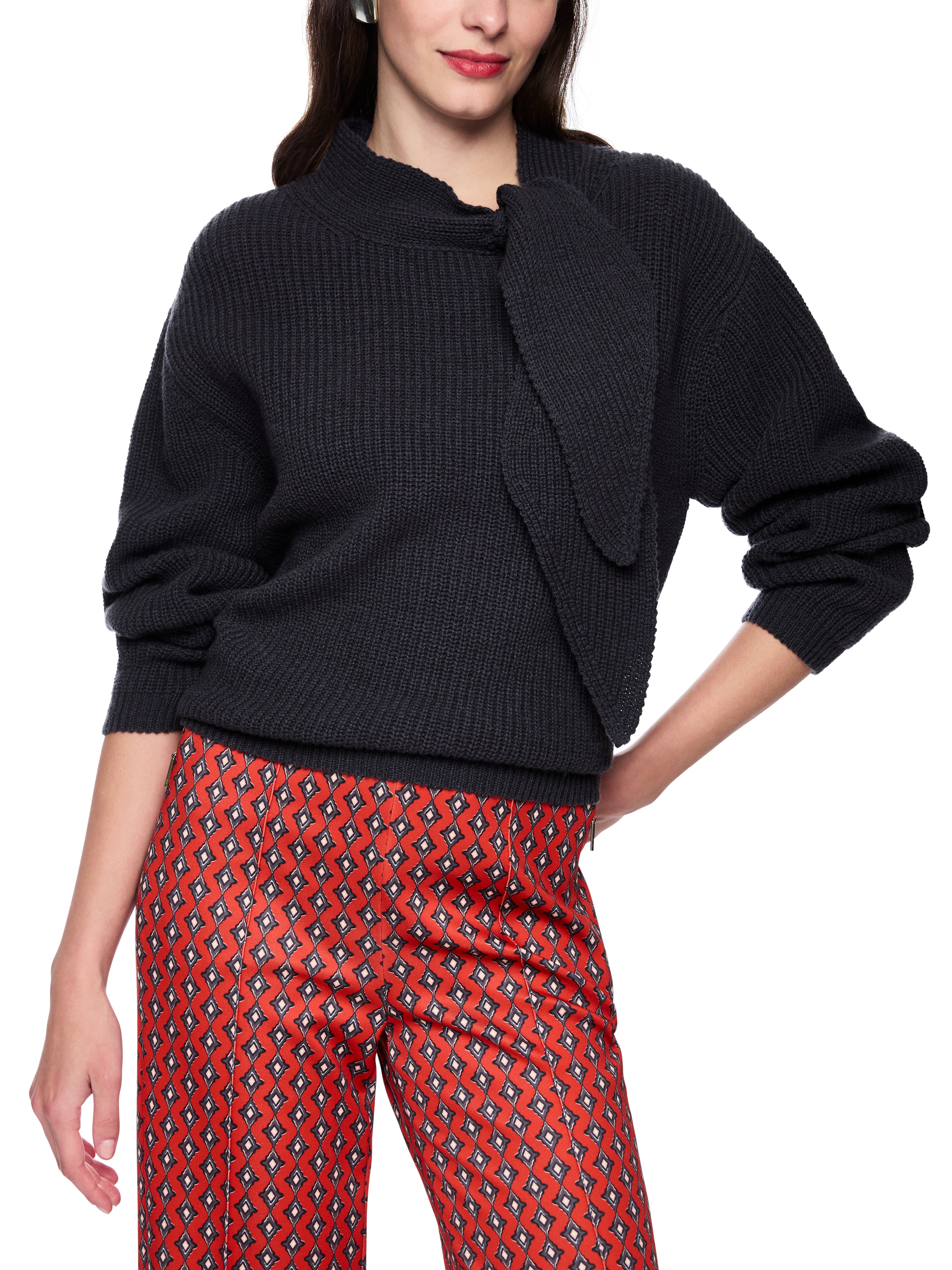 סוודר עשוי תערובת צמר וקשמיר, בגזרה נינוחה עם קשירת פפיוןהרכב: 90% צמר, 10% קשמירהדוגמנית בגובה 1.79 ולובשת מידה 3 של מארק קיין