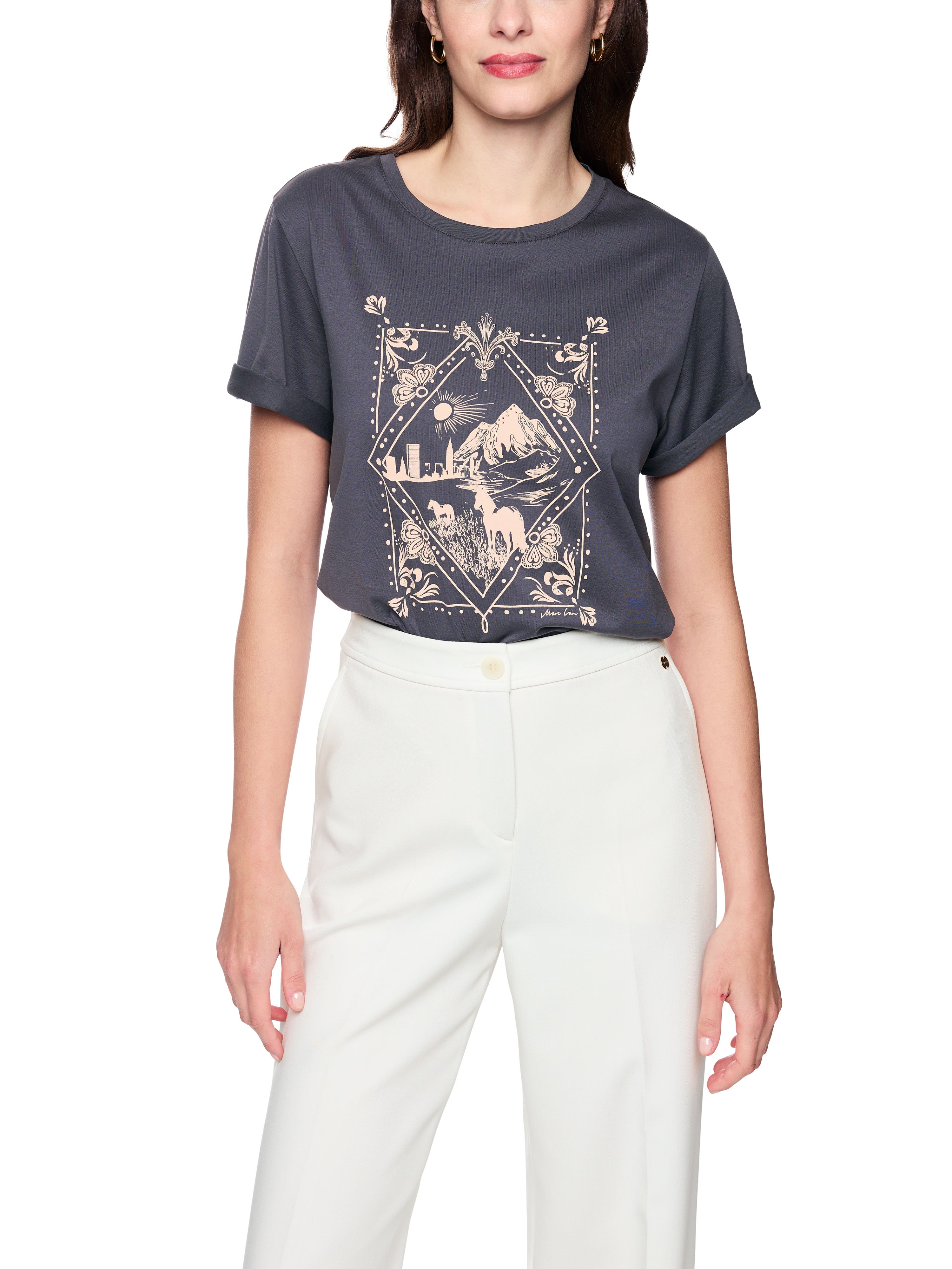 חולצת טי בגזרה רחבה עשויה כותנה עם הדפס הכולל ניטים בחזיתהרכב: 100% כותנההדוגמנית בגובה 1.79 ולובשת מידה 3 של מארק קיין