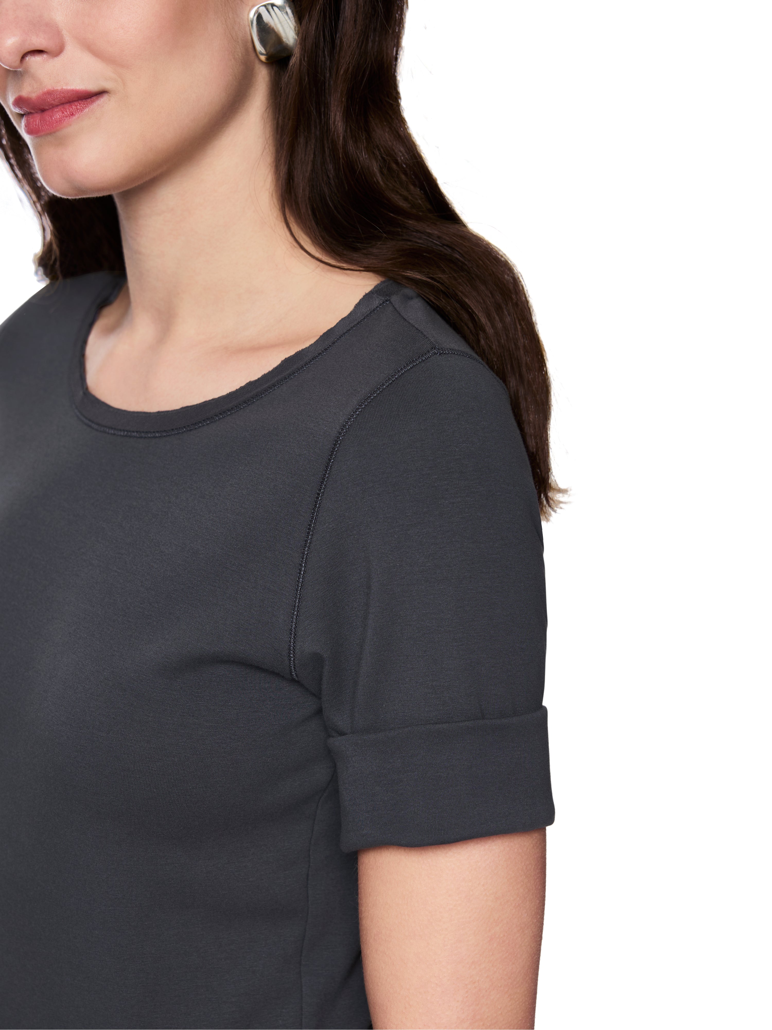 חולצת טי בגזרה צמודה עשויה כותנה נמתחת עם צווארון עגולהרכב: 92% כותנה, 8% אלסטןהדוגמנית בגובה 1.79 ולובשת מידה 3 של מארק קיין