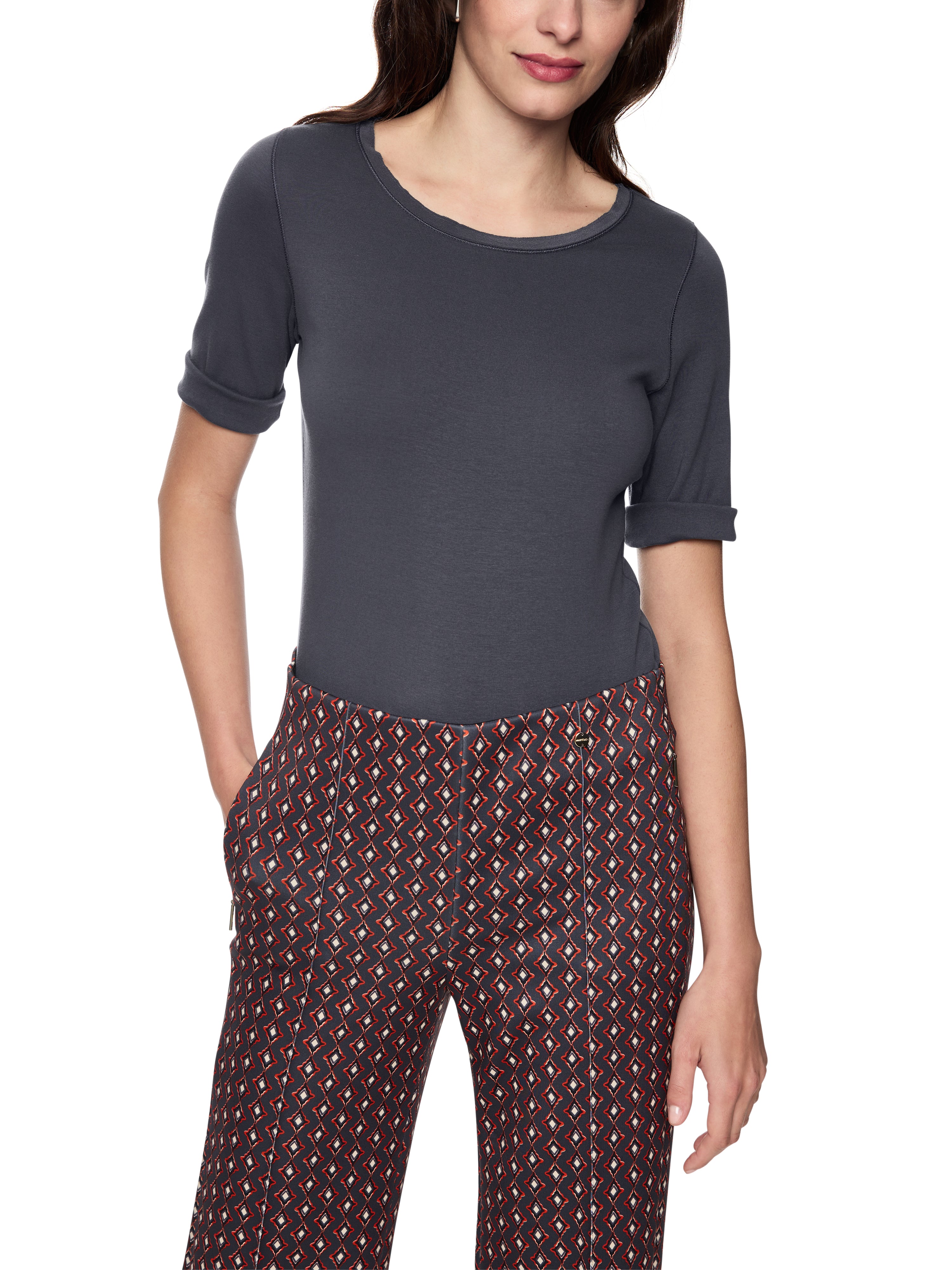 חולצת טי בגזרה צמודה עשויה כותנה נמתחת עם צווארון עגולהרכב: 92% כותנה, 8% אלסטןהדוגמנית בגובה 1.79 ולובשת מידה 3 של מארק קיין