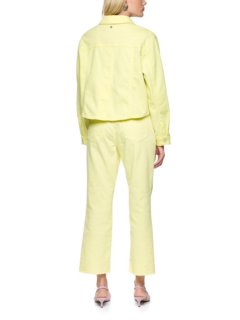 ז'קט ג'ינס באורך קצר, עשוי כותנה רכה ואלסטית. גזרה נינוחה, עם צווארון קלאסי, שרוולים ארוכים בסיומת חפתים מכופתרים, כיסי צד, שני כיסים חזיתיים וסגירה לכל האורך עם כפתורים מצופים אמייל.הרכב: 98% כותנה, 2% אלסטןהדוגמנית בגובה 1.79 ולובשת מידה 3 של מארק קיין