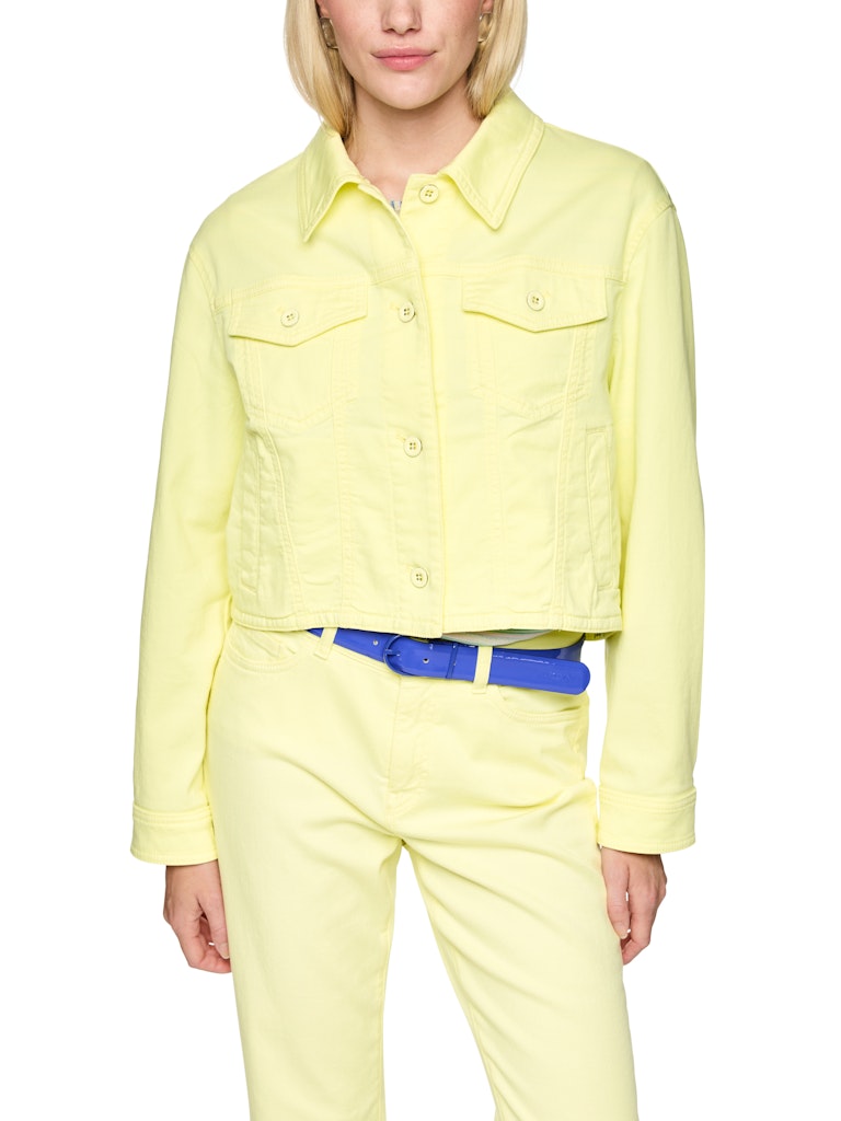 ז'קט ג'ינס באורך קצר, עשוי כותנה רכה ואלסטית. גזרה נינוחה, עם צווארון קלאסי, שרוולים ארוכים בסיומת חפתים מכופתרים, כיסי צד, שני כיסים חזיתיים וסגירה לכל האורך עם כפתורים מצופים אמייל.הרכב: 98% כותנה, 2% אלסטןהדוגמנית בגובה 1.79 ולובשת מידה 3 של מארק קיין