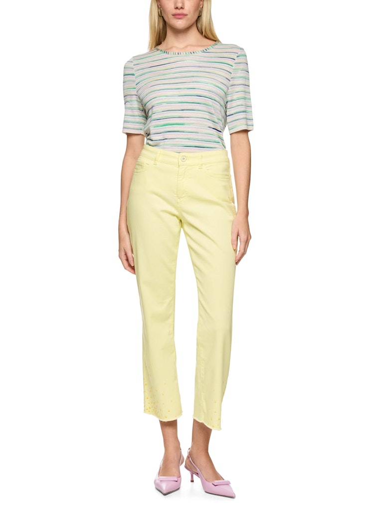 ג'ינס בגזרה קלאסית ונשית, מכותנה רכה וסטרצ'ית. מכפלת מעט מתרחבת בעיטור ניטים ובגימור פרנזים. עם סגירת כפתור ורוכסן מצופים אמייל, 5 כיסים, ולולאות לחגורה.הרכב: 98% כותנה, 2% אלסטןהדוגמנית בגובה 1.79 ולובשת מידה 3 של מארק קיין