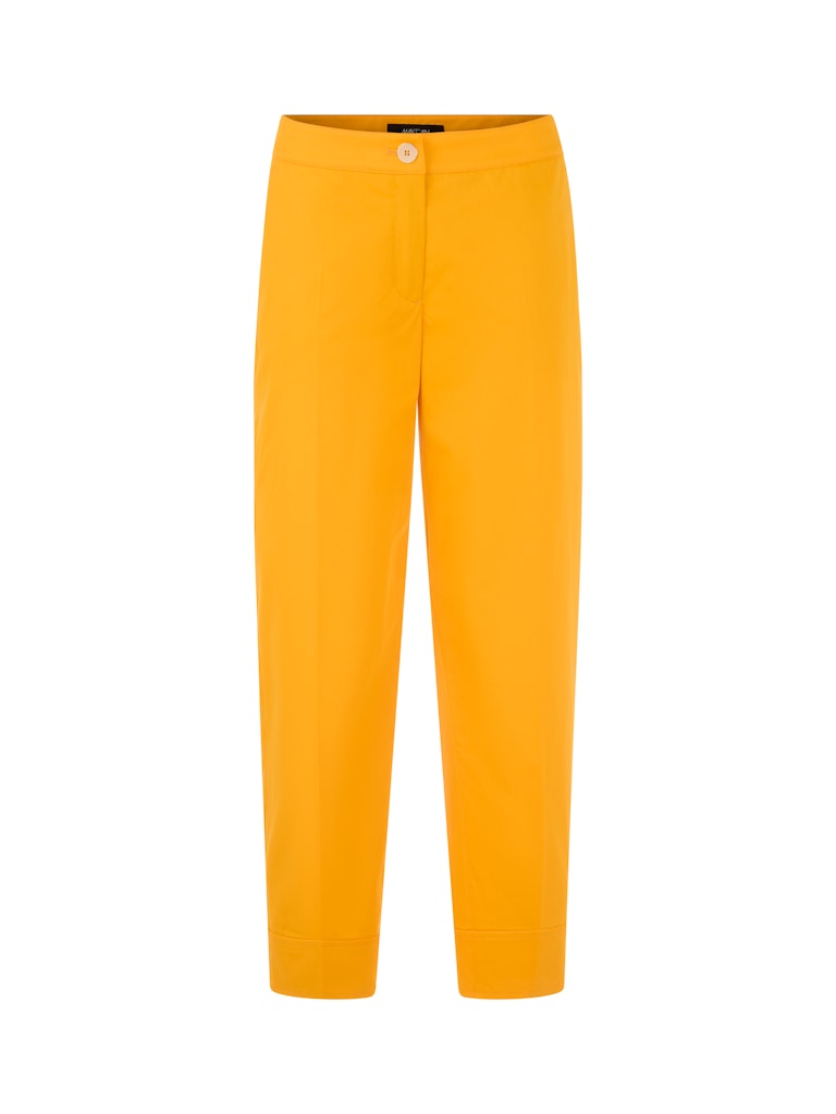 מכנסיים בגזרת Relaxed fit נינוחה ואופנתית, עשויים בד קליל מתערובת כותנה אלסטית. עם מותן בגובה סטנדרטי, ומכפלת בגובה הקרסול, שני כיסי צד, דיטייל פסי גיהוץ מודגשים, וסגירה באמצעות רוכסן וכפתור דקורטיבי.הרכב: 73% כותנה, 23% פוליאמיד, 4% אלסטןהדוגמנית בגובה 1.79 ולובשת מידה 3 של מארק קיין