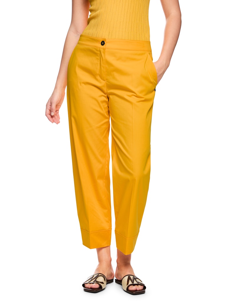 מכנסיים בגזרת Relaxed fit נינוחה ואופנתית, עשויים בד קליל מתערובת כותנה אלסטית. עם מותן בגובה סטנדרטי, ומכפלת בגובה הקרסול, שני כיסי צד, דיטייל פסי גיהוץ מודגשים, וסגירה באמצעות רוכסן וכפתור דקורטיבי.הרכב: 73% כותנה, 23% פוליאמיד, 4% אלסטןהדוגמנית בגובה 1.79 ולובשת מידה 3 של מארק קיין