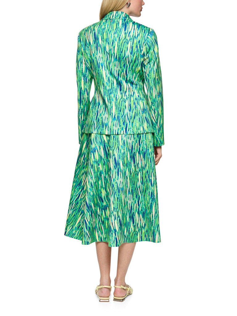 בלייזר בגזרה קלאסית וצמודה לגוף, עשוי בד ג'רזי סקובה נוח וגמיש. עם בטנה קלה, שני כיסים חזיתיים, צווארון דש, וסגירה באמצעות 2 כפתורים.הרכב: 47% פוליאסטר, 47% ויסקוזה, 6% אלסטןהדוגמנית בגובה 1.79 ולובשת מידה 3 של מארק קיין