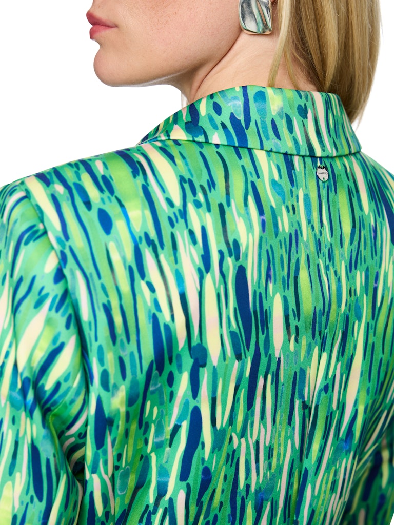 בלייזר בגזרה קלאסית וצמודה לגוף, עשוי בד ג'רזי סקובה נוח וגמיש. עם בטנה קלה, שני כיסים חזיתיים, צווארון דש, וסגירה באמצעות 2 כפתורים.הרכב: 47% פוליאסטר, 47% ויסקוזה, 6% אלסטןהדוגמנית בגובה 1.79 ולובשת מידה 3 של מארק קיין