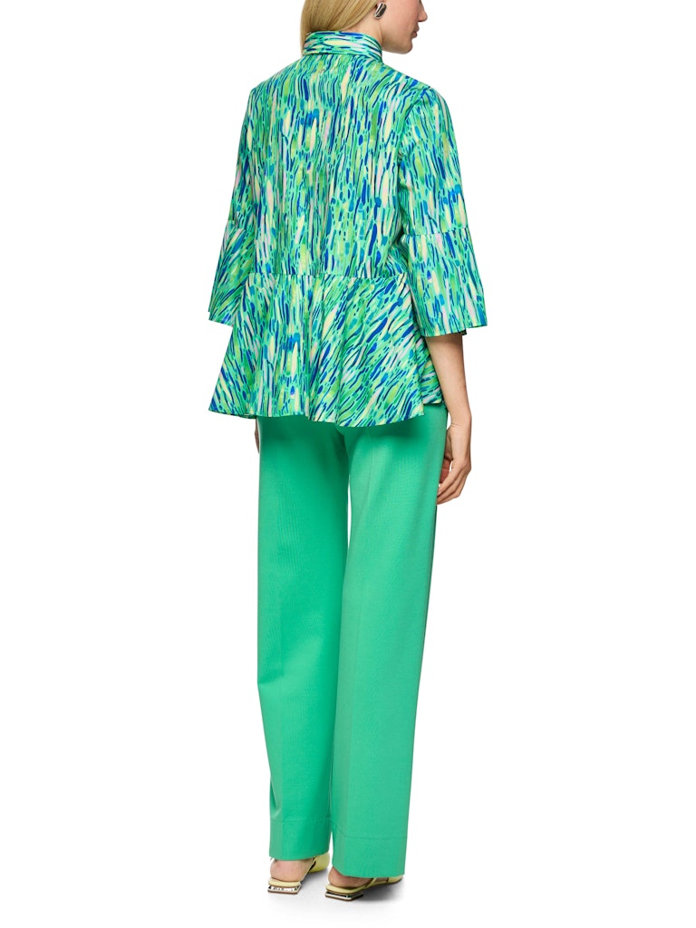 חולצה מכופתרת בגזרה רחבה ומחוייטת, עשויה כותנה קלה ונעימה. צללית נשית עם סיומת פפלום מתרחבת, שרוולי פעמון באורך ¾, צווארון קלאסי, וסגירת כפתורים לכל האורך.הרכב: 100% כותנההדוגמנית בגובה 1.79 ולובשת מידה 3 של מארק קיין