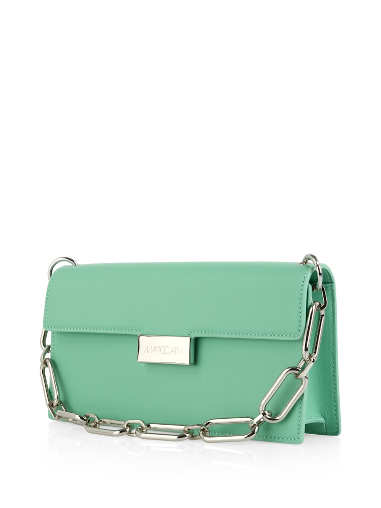 תיק עור קטן ואלגנטי, בצורה מלבנית, עם רצועת אחיזה בעיצוב שרשרת מתכתית, רצועת כתף נשלפת ומתכווננת, תא פנימי קטן עם רוכסן, וסגירה באמצעות אבזם מתכתי.מידות: 12*5*24 ס"מהרכב: 100% עור, בטנה: 80% כותנה, 20% פוליאסטר