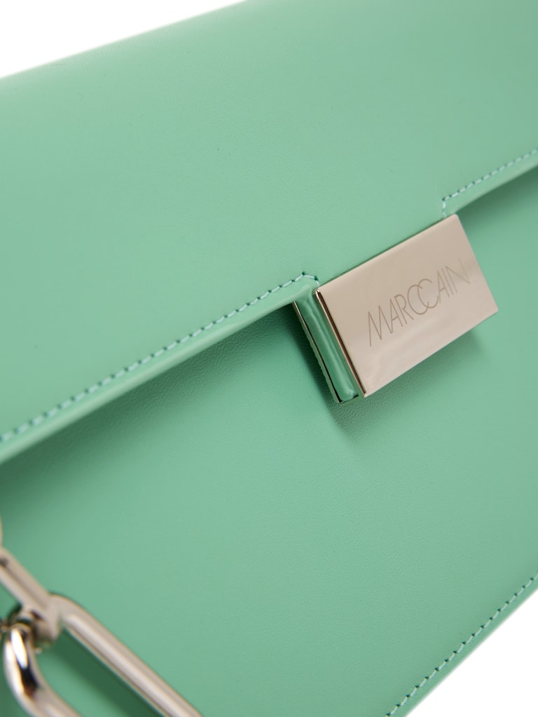 תיק עור קטן ואלגנטי, בצורה מלבנית, עם רצועת אחיזה בעיצוב שרשרת מתכתית, רצועת כתף נשלפת ומתכווננת, תא פנימי קטן עם רוכסן, וסגירה באמצעות אבזם מתכתי.מידות: 12*5*24 ס"מהרכב: 100% עור, בטנה: 80% כותנה, 20% פוליאסטר