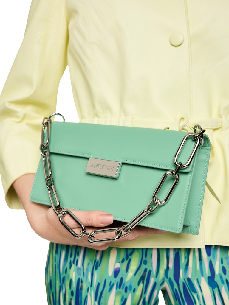 תיק עור קטן ואלגנטי, בצורה מלבנית, עם רצועת אחיזה בעיצוב שרשרת מתכתית, רצועת כתף נשלפת ומתכווננת, תא פנימי קטן עם רוכסן, וסגירה באמצעות אבזם מתכתי.מידות: 12*5*24 ס"מהרכב: 100% עור, בטנה: 80% כותנה, 20% פוליאסטר