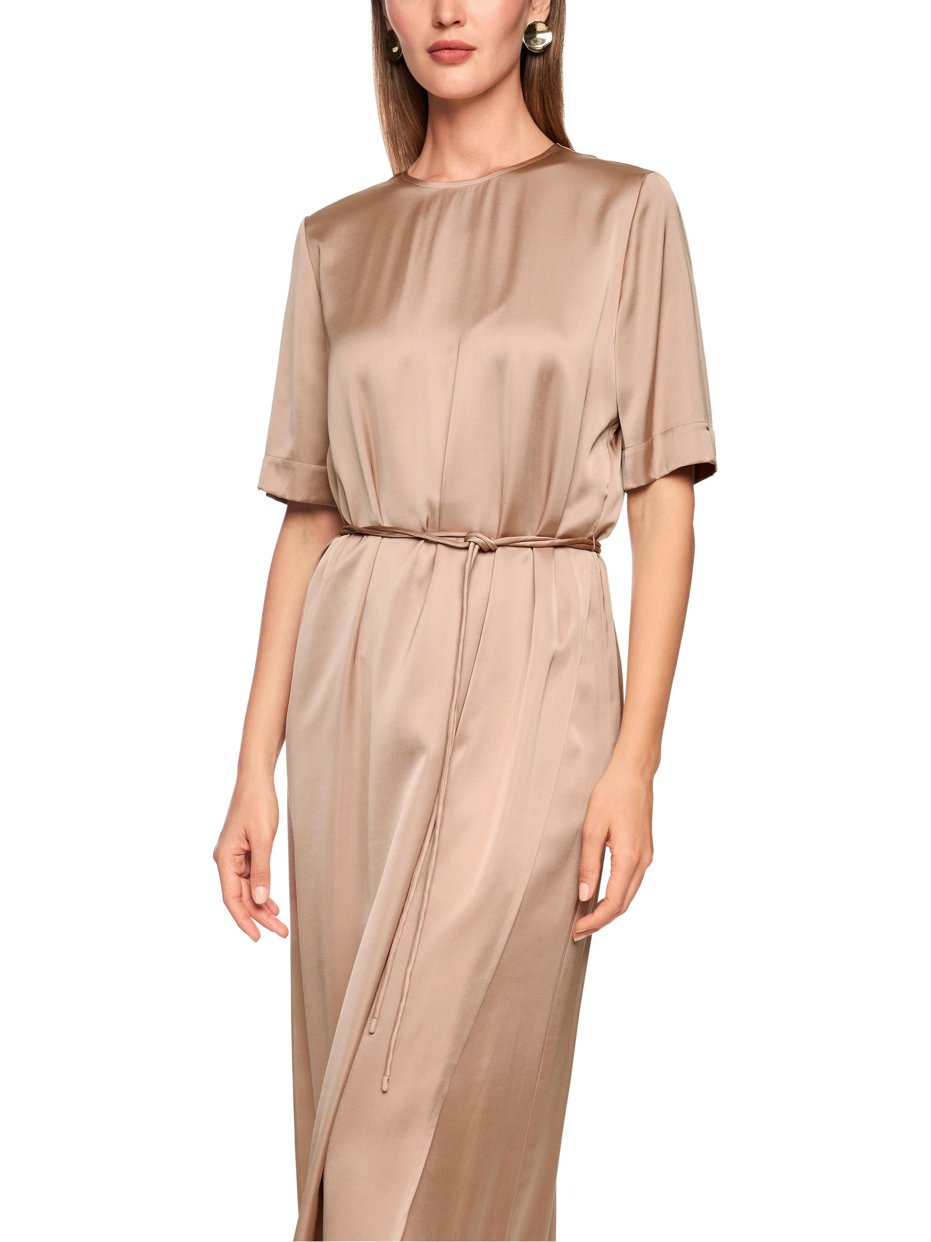 שמלת מידי מסאטן עם צווארון עגול ושרוולים קצריםהרכב: 53% ויסקוזה, 47% פוליאסטרהדוגמנית בגובה 1.79 ולובשת מידה 3 של מארק קיין 