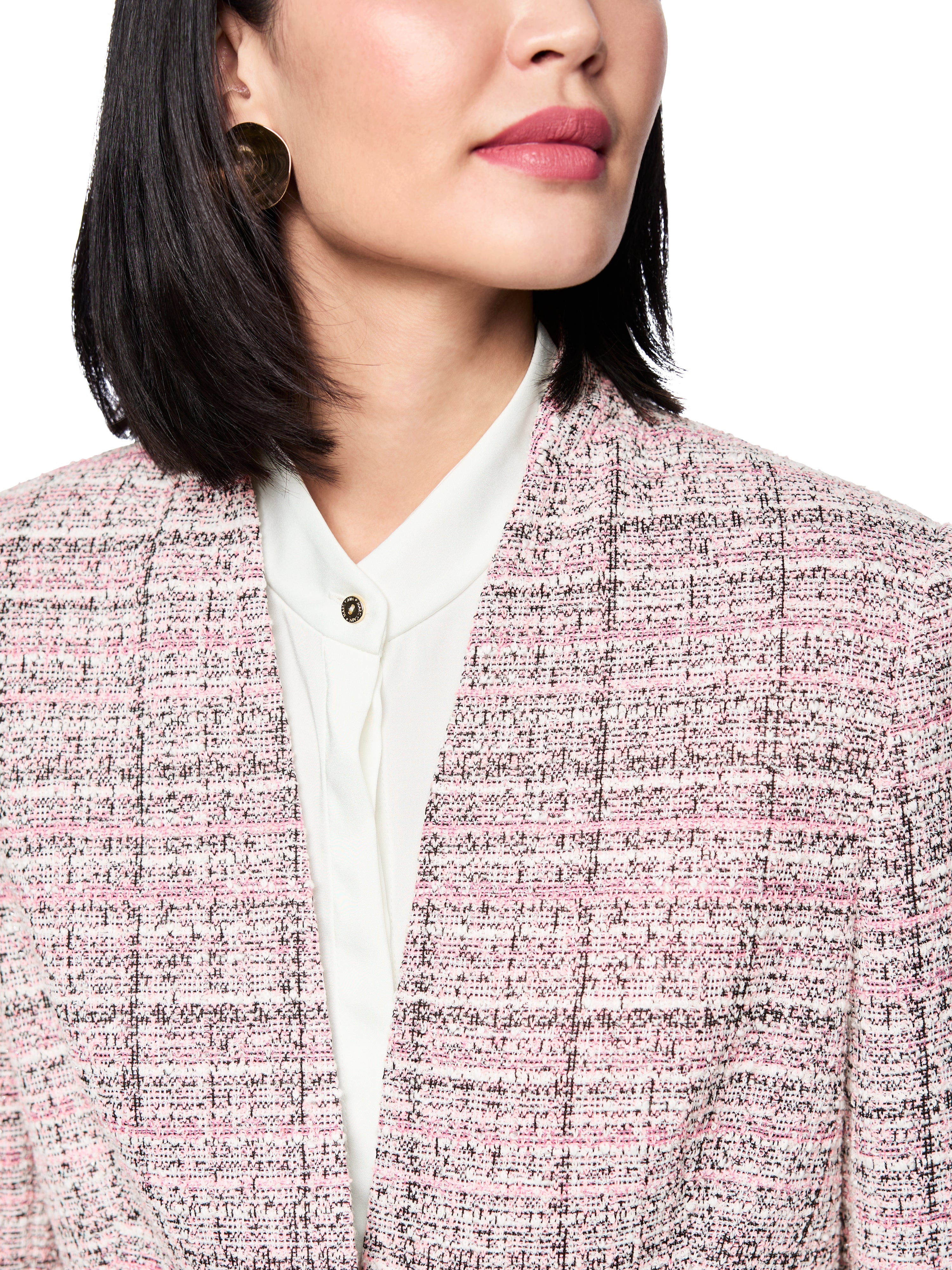 בלייזר בגזרה צמודה מחויטת עם סגירת כפתור הרכב: 73% פוליאסטר, 10% כותנה, 10% צמר, 5% אקריליק, 2% אלסטןהדוגמנית בגובה 1.79 ולובשת מידה 3 של מארק קיין 