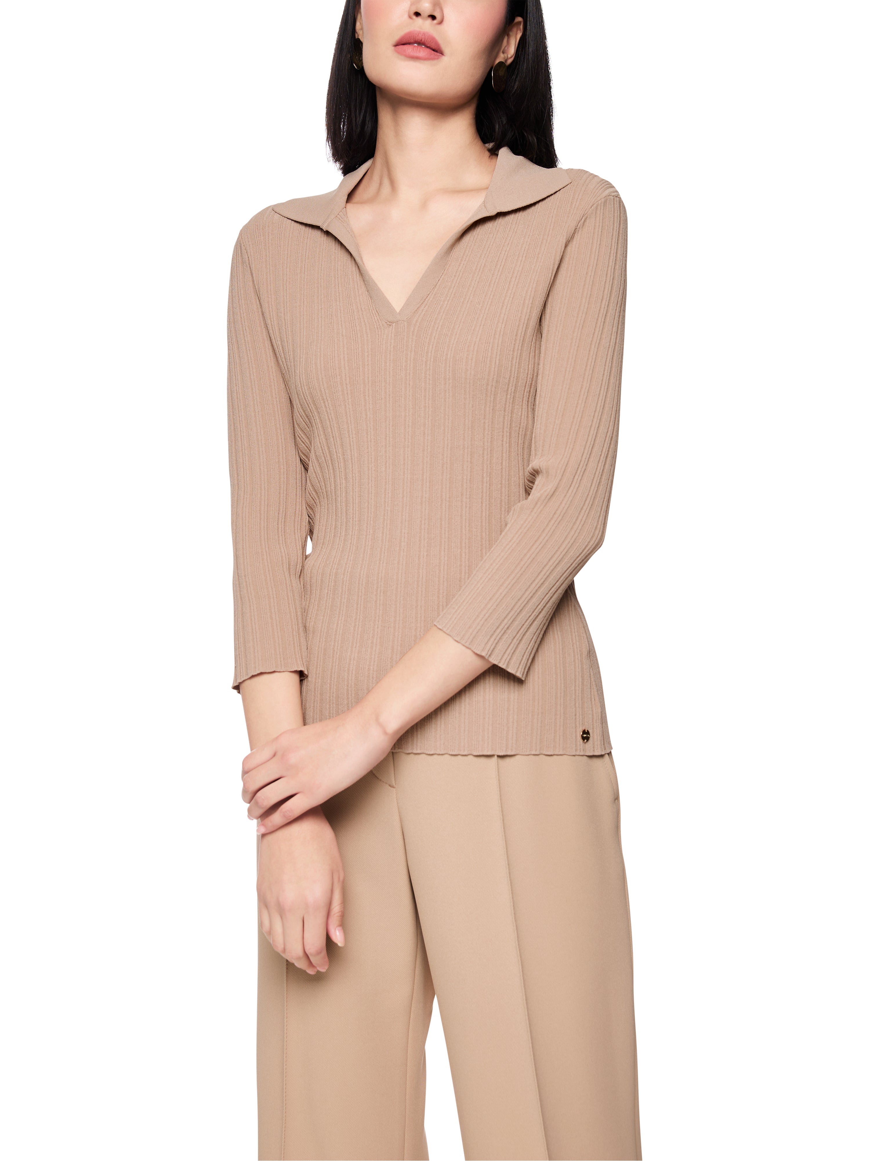 סריג דק בגזרה צמודה עם שרוולים באורך 3/4 וצווארון פולוהרכב: 88% ויסקוזה, 12% פוליאסטרהדוגמנית בגובה 1.79 ולובשת מידה 3 של מארק קיין 