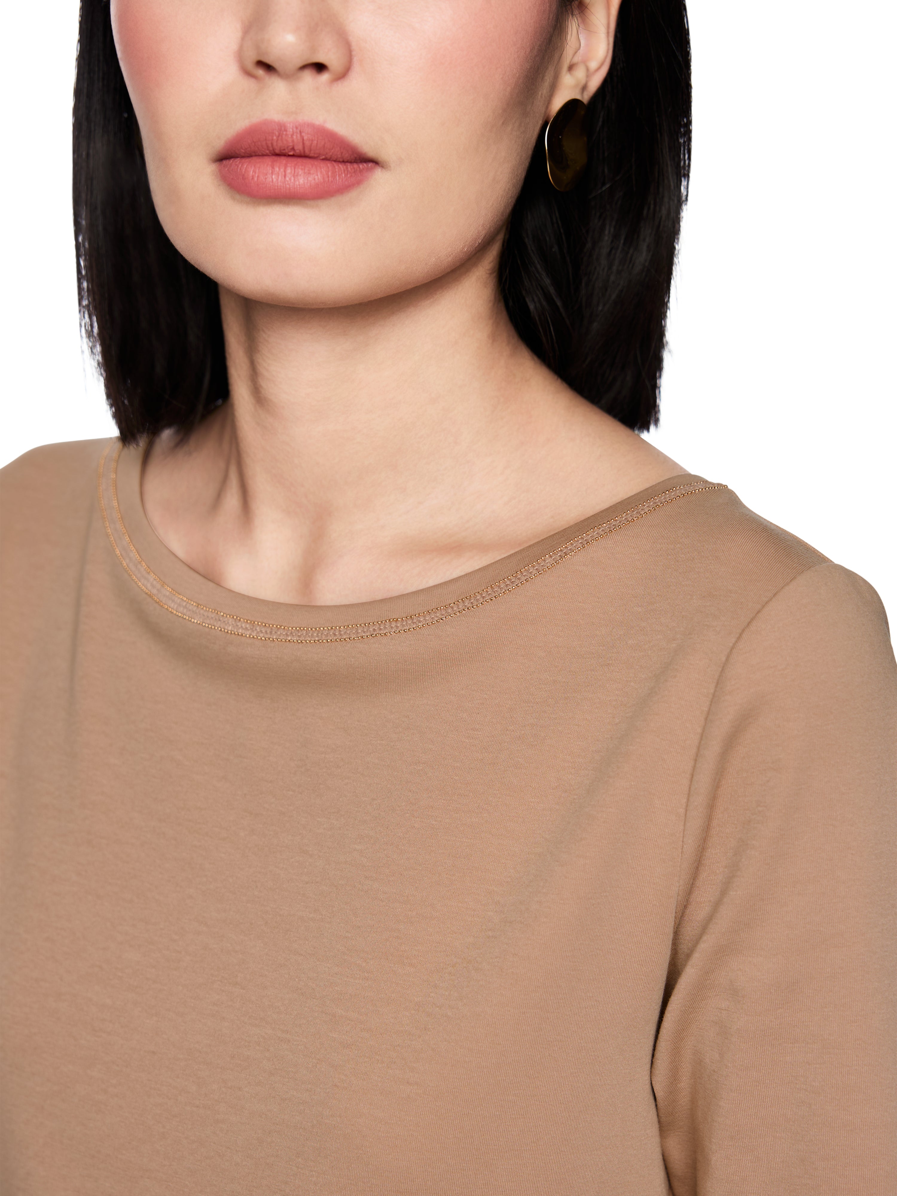 חולצת טי חצי שרוול בגזרה צמודה עם צווארון עגולהרכב: 92% כותנה, 8% אלסטןהדוגמנית בגובה 1.79 ולובשת מידה 3 של מארק קיין 