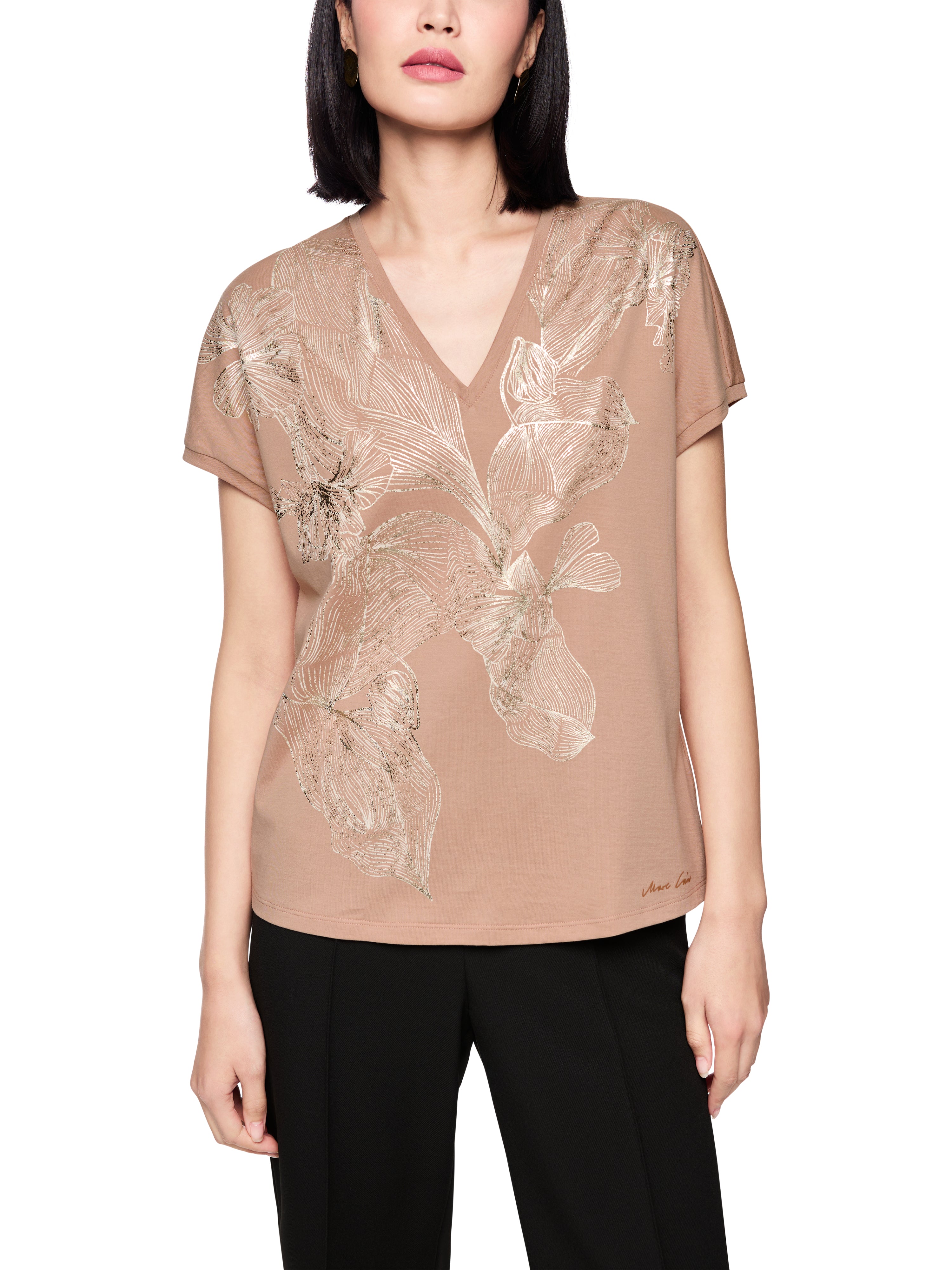 חולצת טי בגזרה מעט צמודה עם הדפס פרחוני בחזית וצווארון Vהרכב: 100% כותנההדוגמנית בגובה 1.79 ולובשת מידה 3 של מארק קיין 