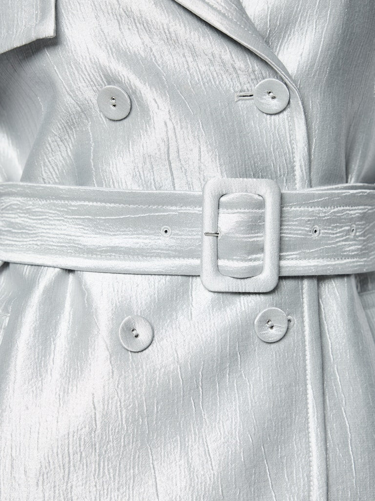 ז'קט בעיצוב מעיל טרנץ' אופנתי, עשוי בד מתערובת ויסקוזה רכה ועמידה, עם ברק כסוף עדין.גזרה נינוחה, עם חגורת מותן נלווית הניתנת לקשירה או לסגירה באמצעות אבזם, בטנה דקה, כיסי צד, ורכיסת כפתורים כפולה.הרכב: 67% ויסקוזה, 19% פוליאמיד, 14% פוליאסטרהדוגמנית בגובה 1.79 ולובשת מידה 3 של מארק קיין