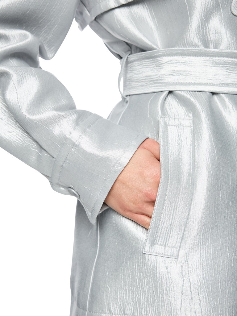 ז'קט בעיצוב מעיל טרנץ' אופנתי, עשוי בד מתערובת ויסקוזה רכה ועמידה, עם ברק כסוף עדין.גזרה נינוחה, עם חגורת מותן נלווית הניתנת לקשירה או לסגירה באמצעות אבזם, בטנה דקה, כיסי צד, ורכיסת כפתורים כפולה.הרכב: 67% ויסקוזה, 19% פוליאמיד, 14% פוליאסטרהדוגמנית בגובה 1.79 ולובשת מידה 3 של מארק קיין