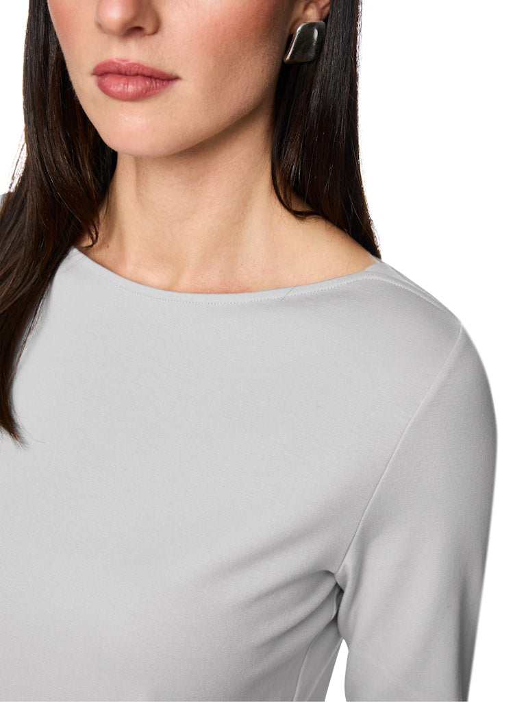 חולצת טישירט בגזרה צמודה לגוף, מבד כותנה ג'רזי רך ונעים. עם צווארון סירה ושרוולים באורך ¾.הרכב: 92% כותנה, 8% אלסטןהדוגמנית בגובה 1.79 ולובשת מידה 3 של מארק קיין